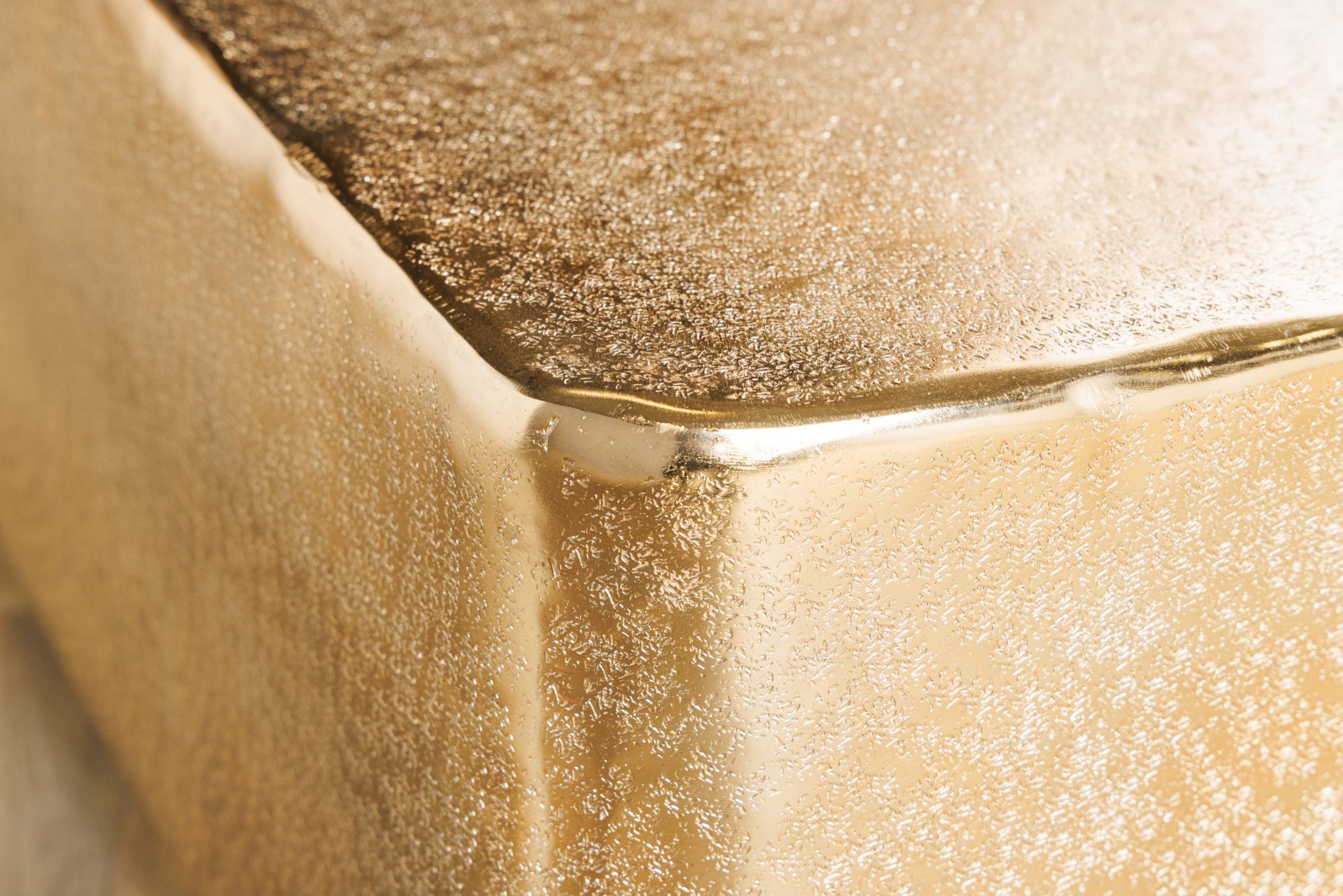 Table basse design UNIT 70cm en métal doré martelé fait main