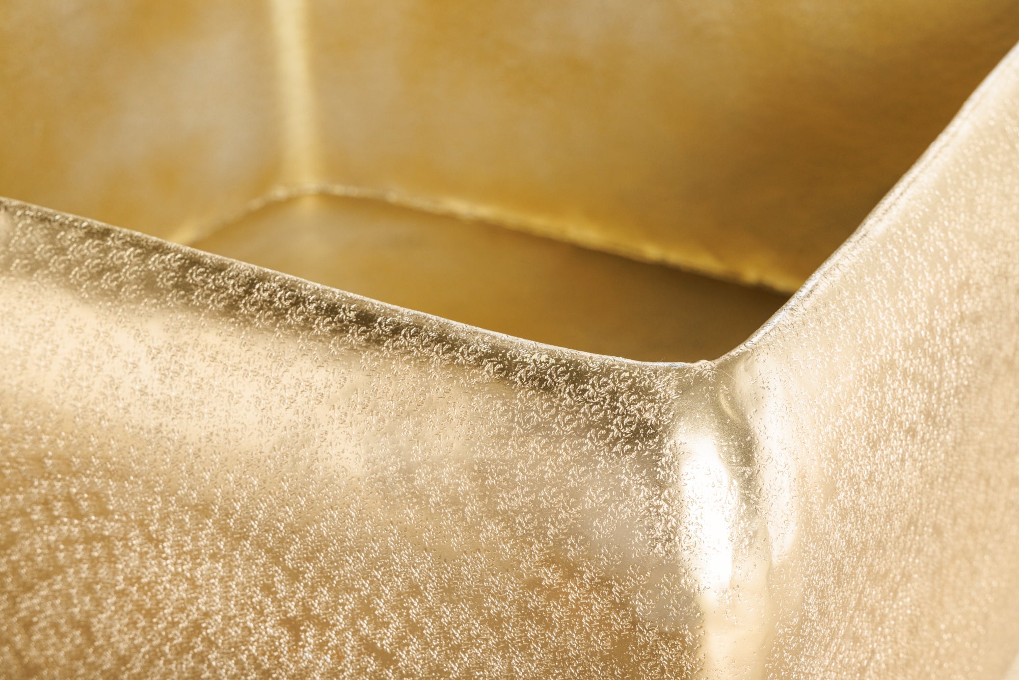 Table basse design UNIT 70cm en métal doré martelé fait main