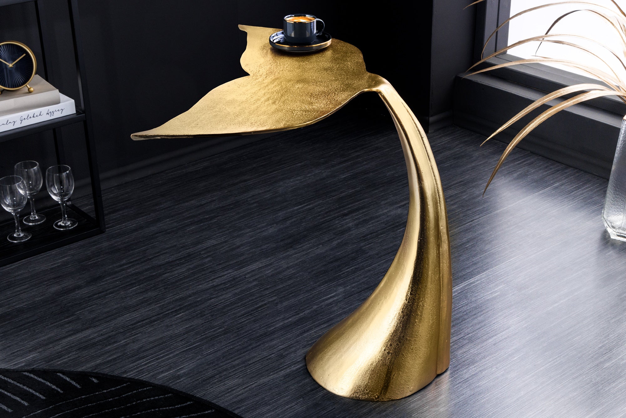 WILDLIFE diseño de aleta de ballena mesa de café 70cm hecho a mano de metal dorado