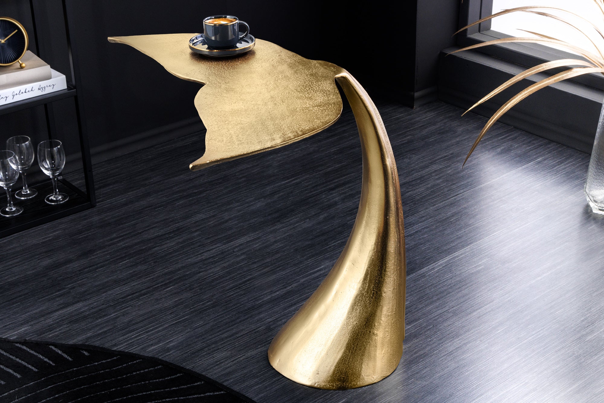 WILDLIFE diseño de aleta de ballena mesa de café 70cm hecho a mano de metal dorado