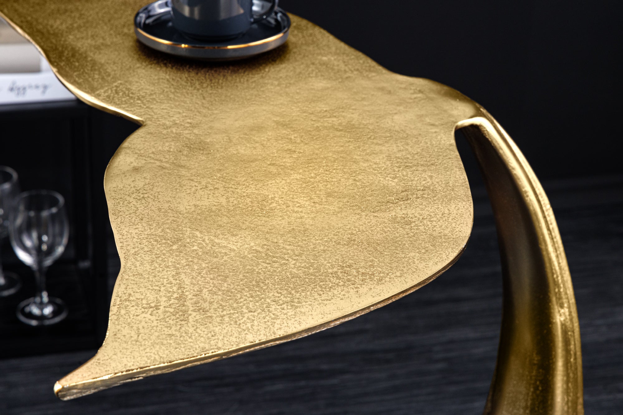 WILDLIFE diseño de aleta de ballena mesa de café 70cm hecho a mano de metal dorado