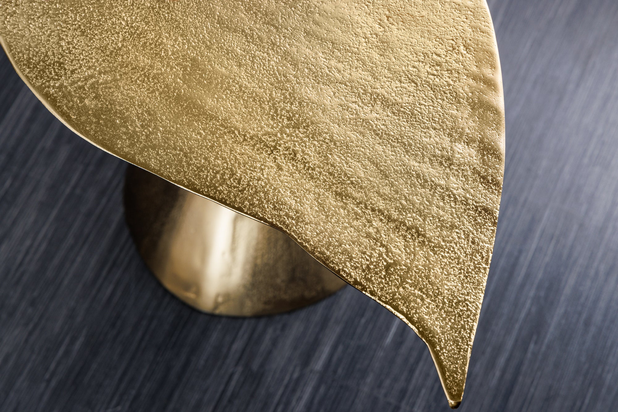 WILDLIFE diseño de aleta de ballena mesa de café 70cm hecho a mano de metal dorado
