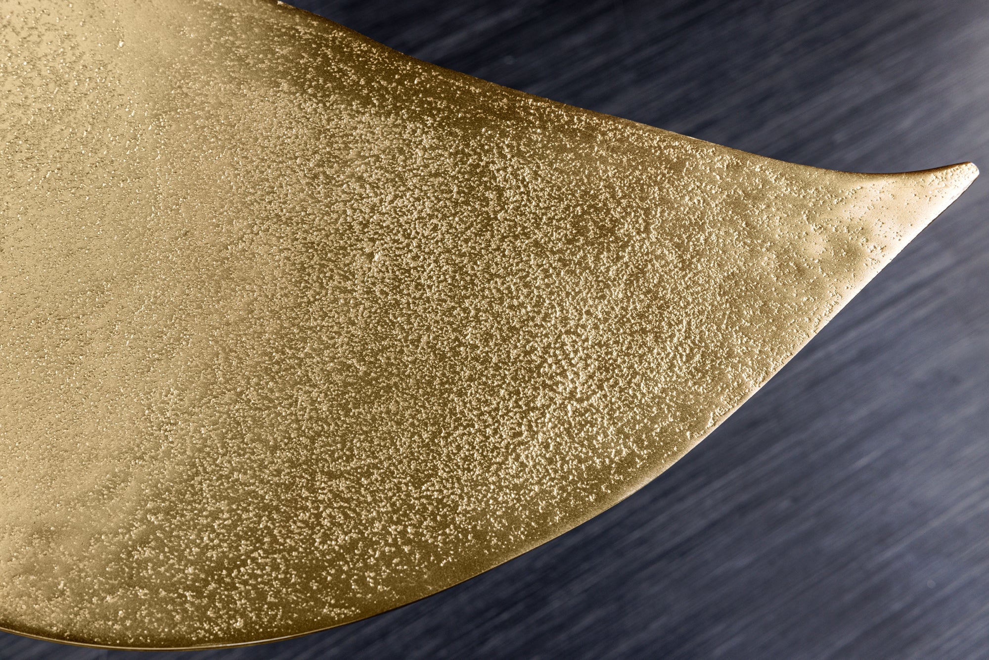 WILDLIFE diseño de aleta de ballena mesa de café 70cm hecho a mano de metal dorado