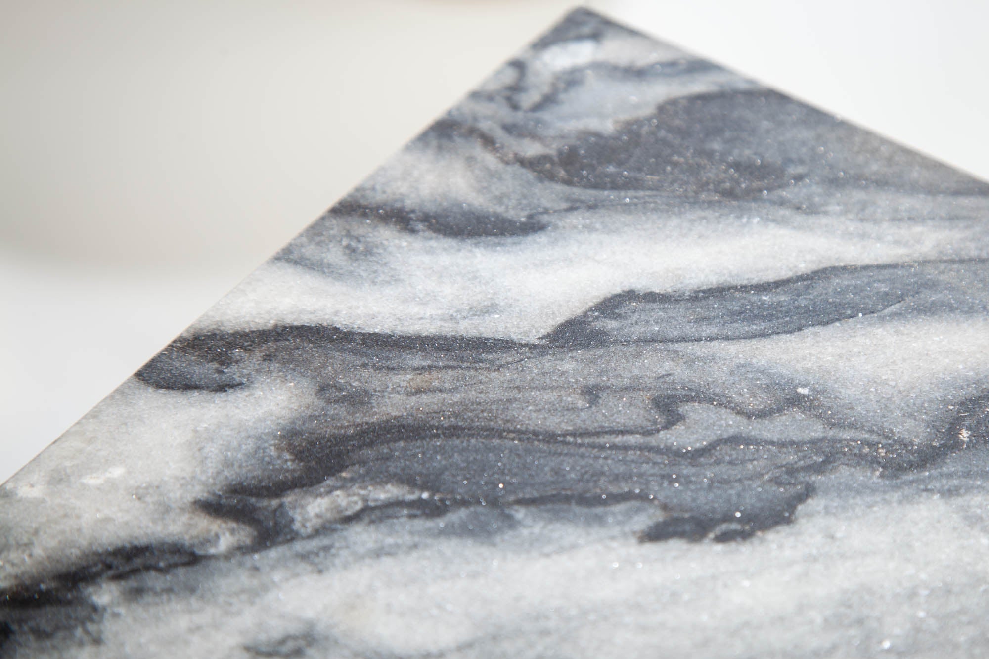 Table basse élégante ELEMENTS 50cm grise avec plateau en marbre poli