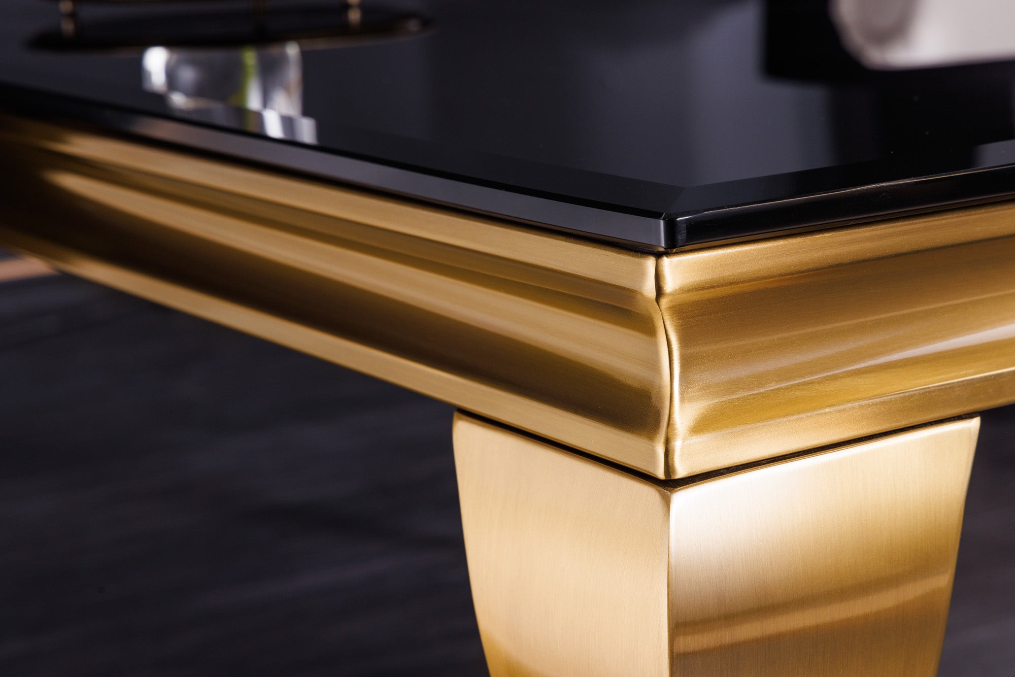 Table basse élégante MODERNE BAROQUE 100cm verre opale noir pieds dorés