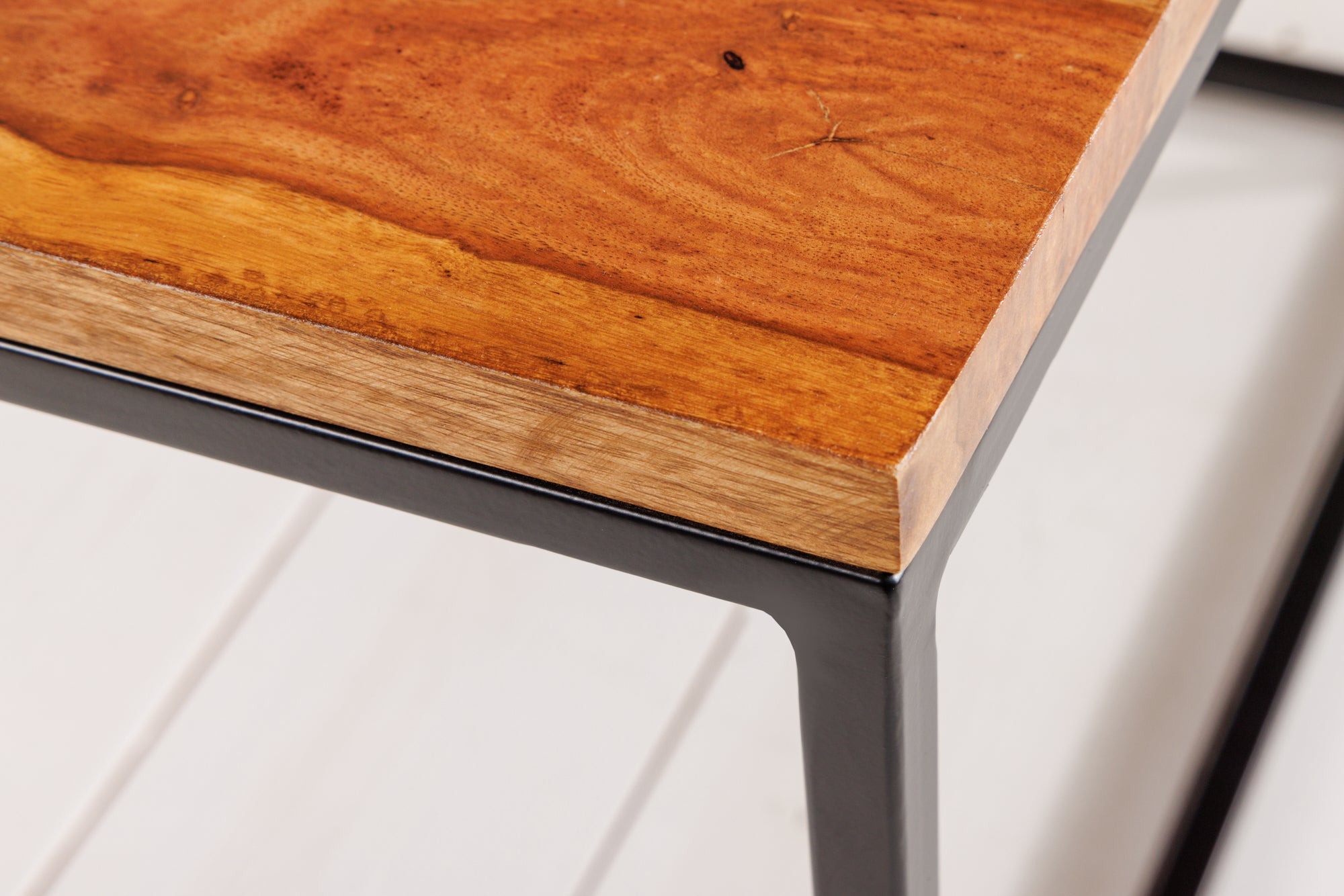 Table basse en bois massif ARCHITECTURE 100cm marron finition pierre de Sheesham structure métal