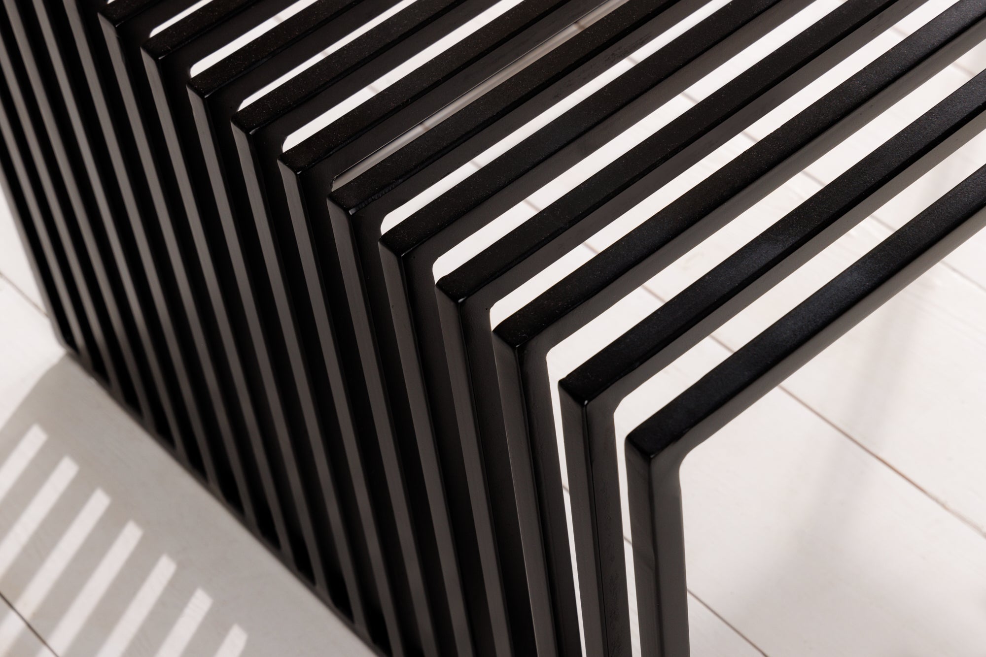 Table basse en bois massif ARCHITECTURE 100cm marron finition pierre de Sheesham structure métal