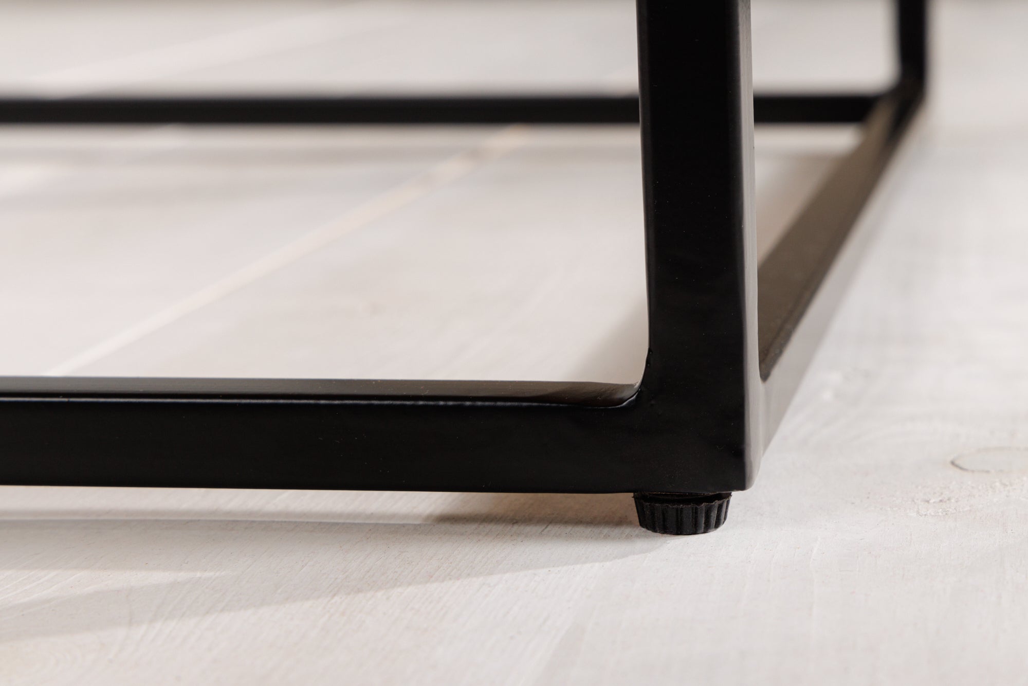 Table basse en bois massif ARCHITECTURE 100cm marron finition pierre de Sheesham structure métal