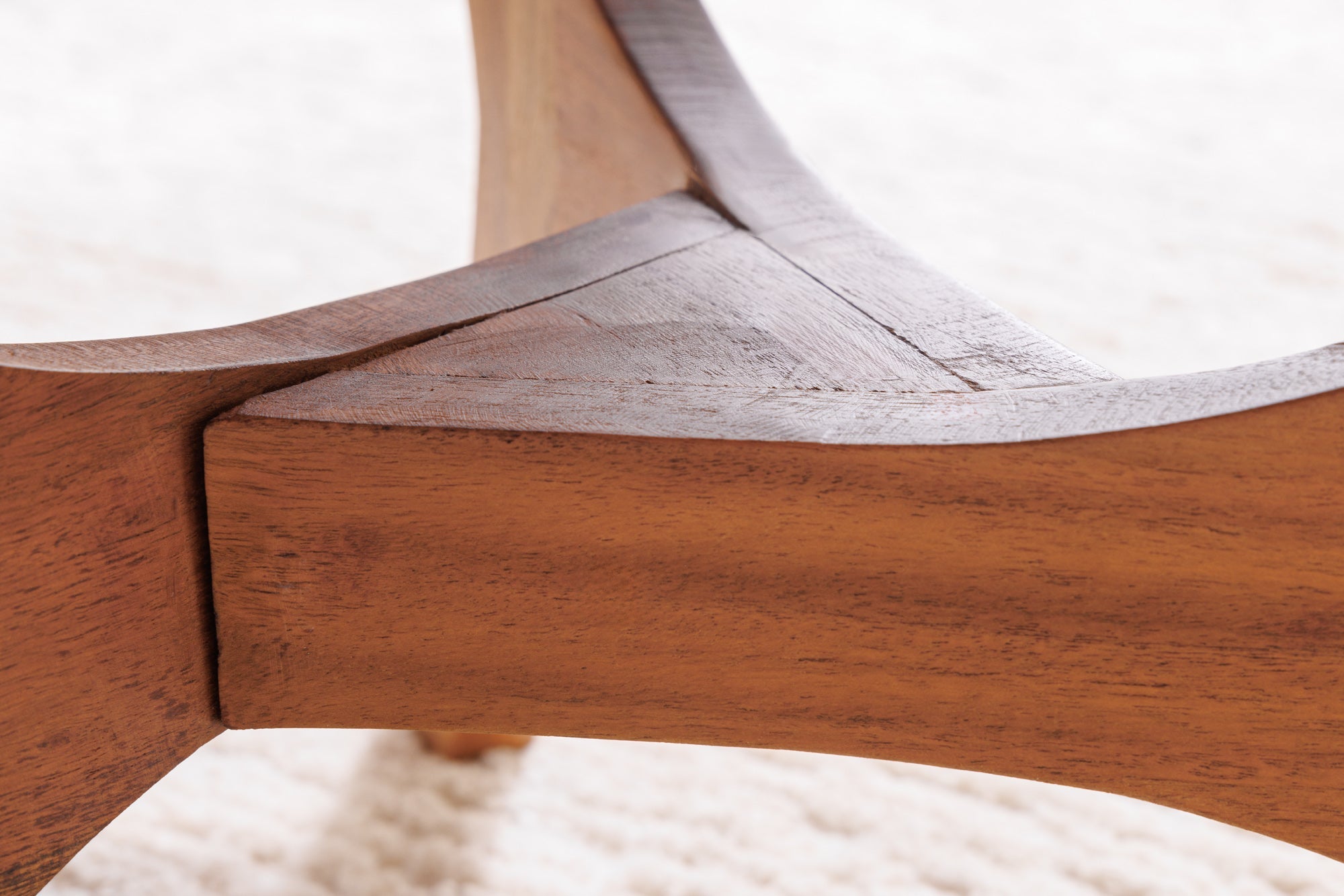 Table basse en bois massif ARCHITECTURE 70cm finition miel naturel acacia triangulaire