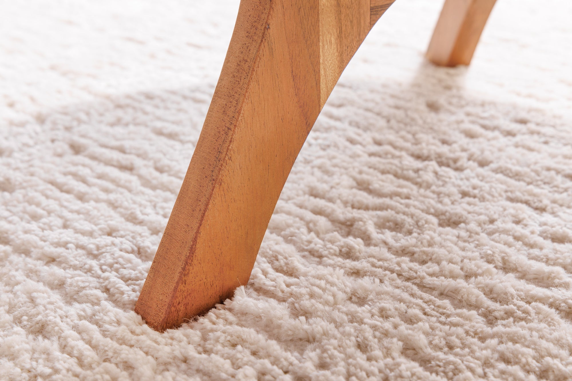 Table basse en bois massif ARCHITECTURE 70cm finition miel naturel acacia triangulaire