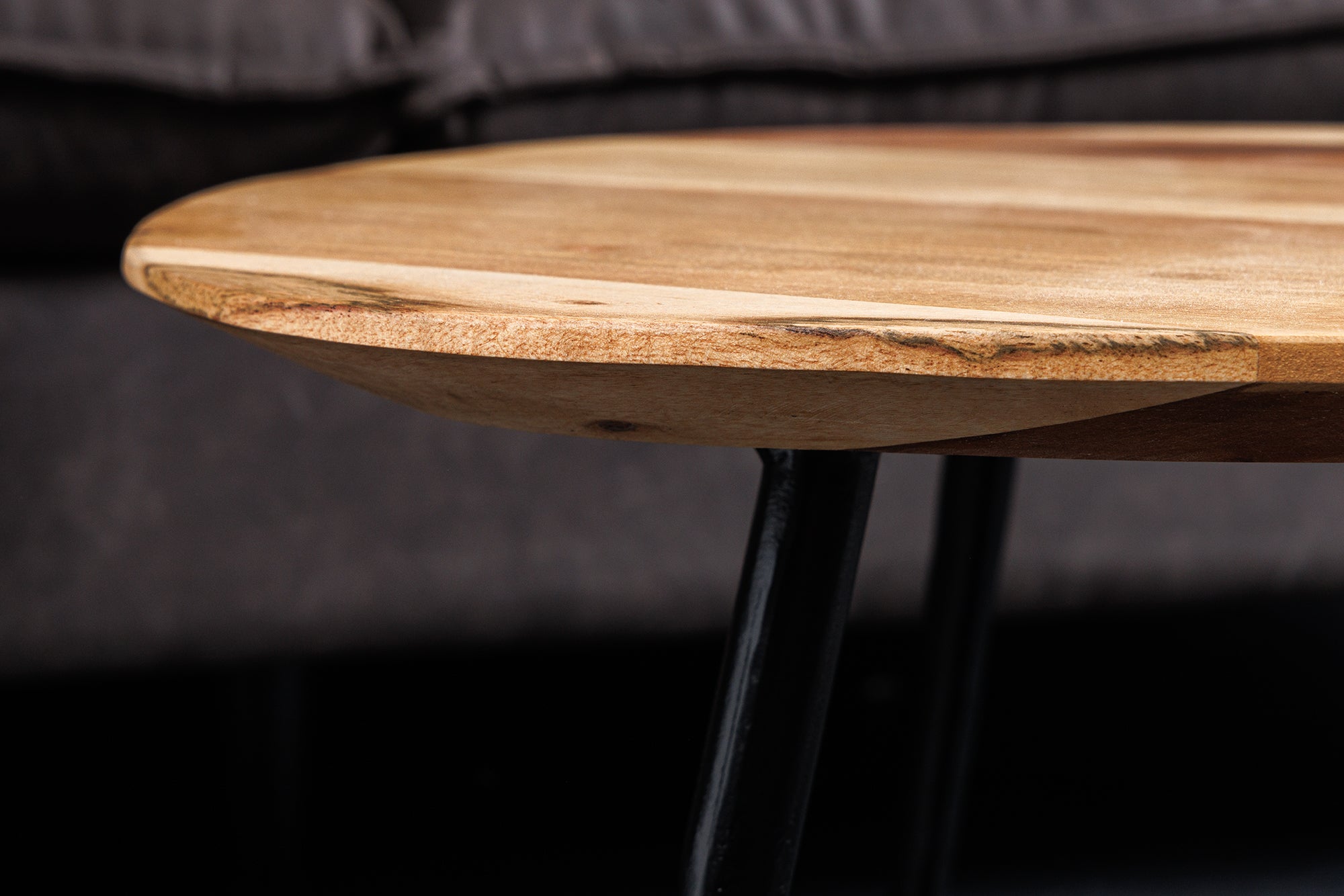 Table basse en bois massif BEAUTY BY NATURE 60cm acacia triangulaire métal noir