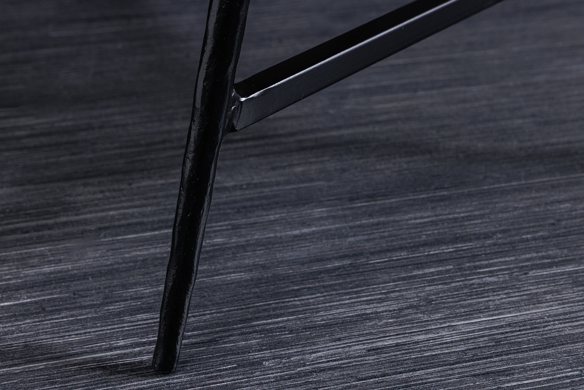 Table basse en bois massif BEAUTY BY NATURE 60cm acacia triangulaire métal noir