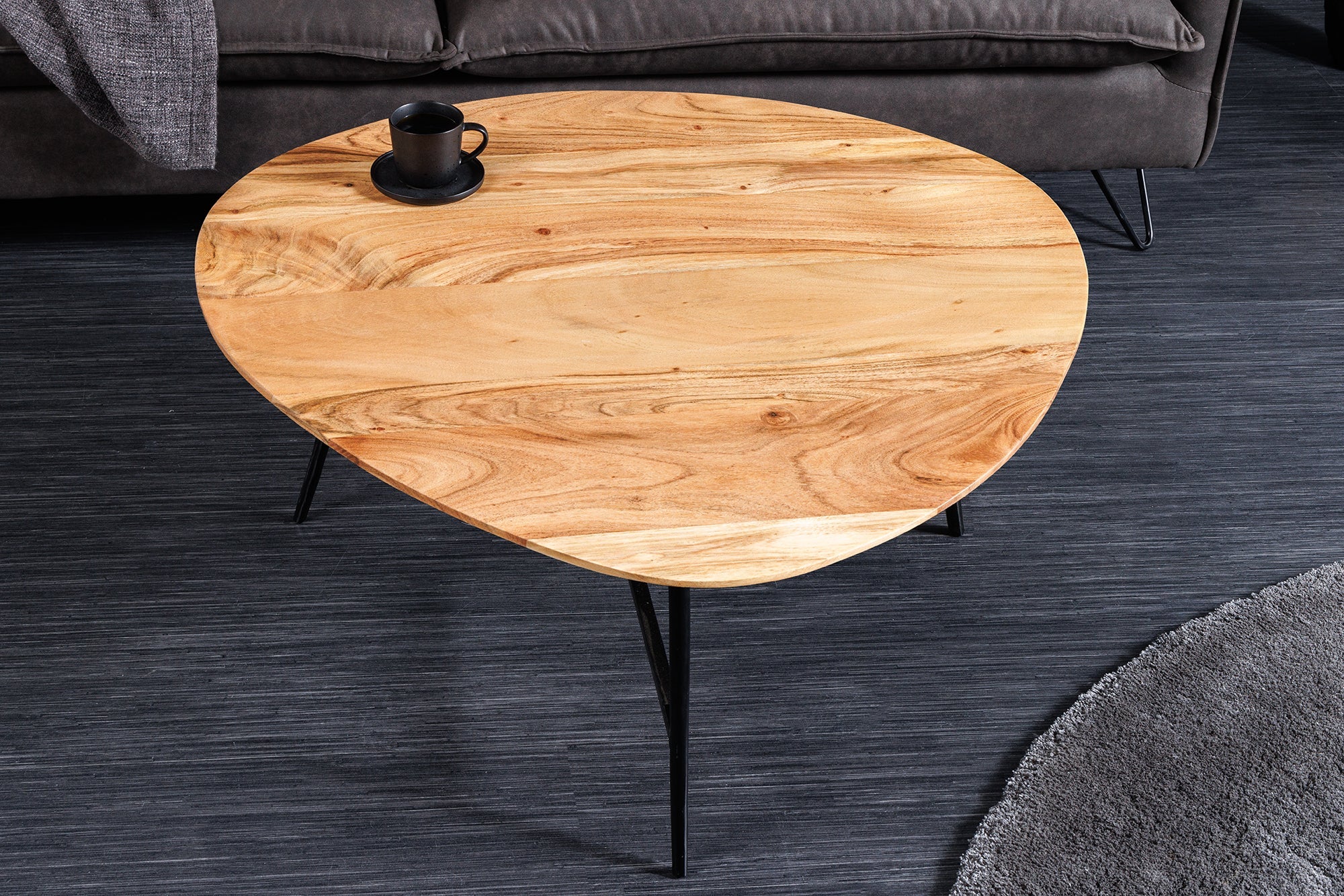 Table basse en bois massif BEAUTY BY NATURE 70cm table rognon en acacia triangulaire métal noir