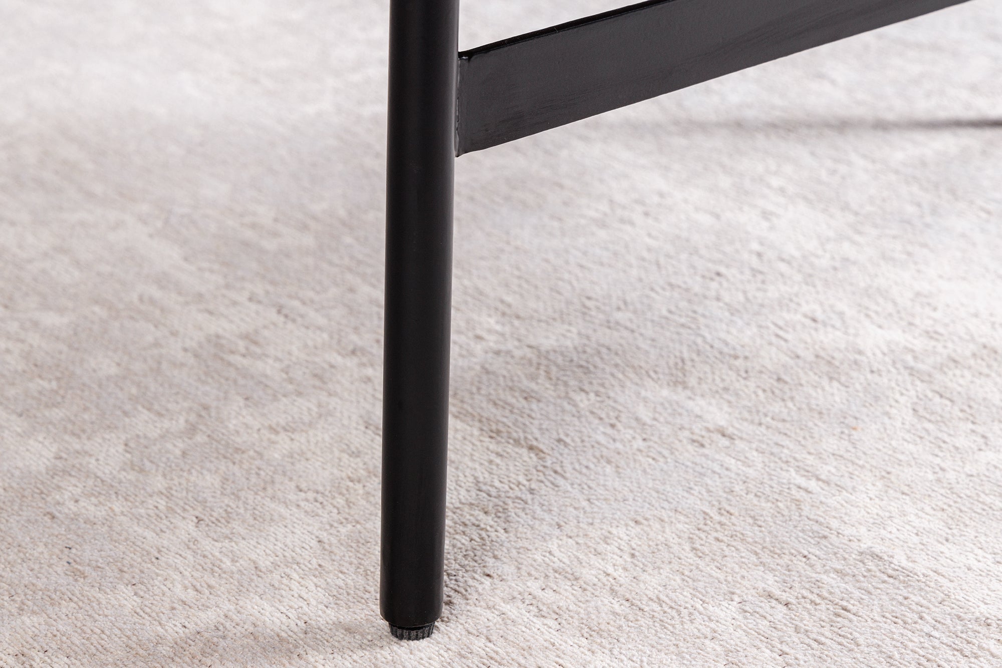 Table basse en bois massif BEAUTY BY NATURE 90cm finition pierre de Sheesham marron triangulaire