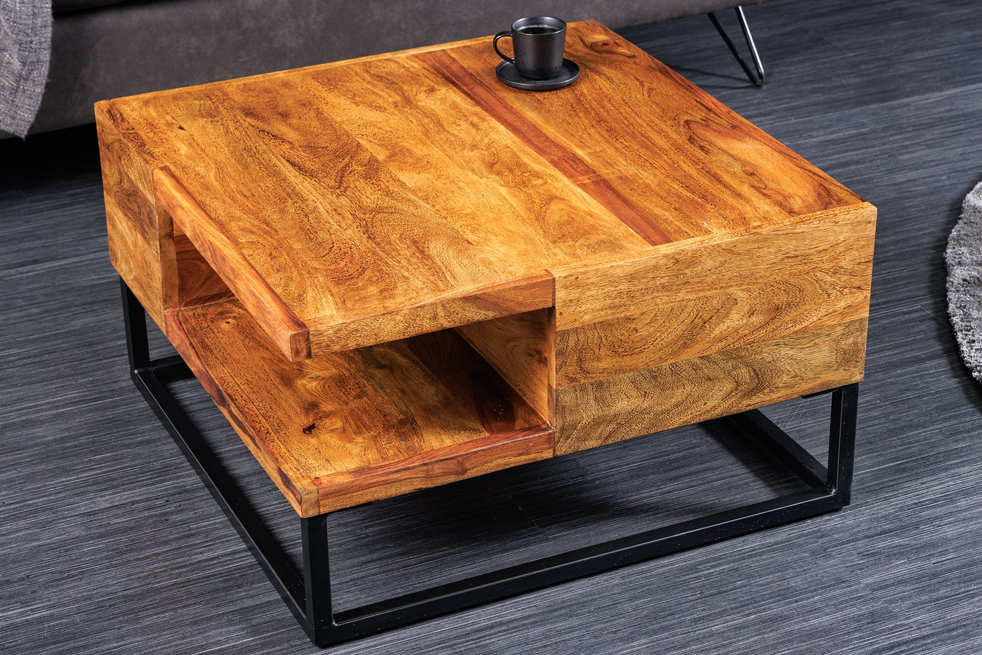 Table basse en bois massif GIANT 60cm marron finition pierre de Sheesham métal étagère noire