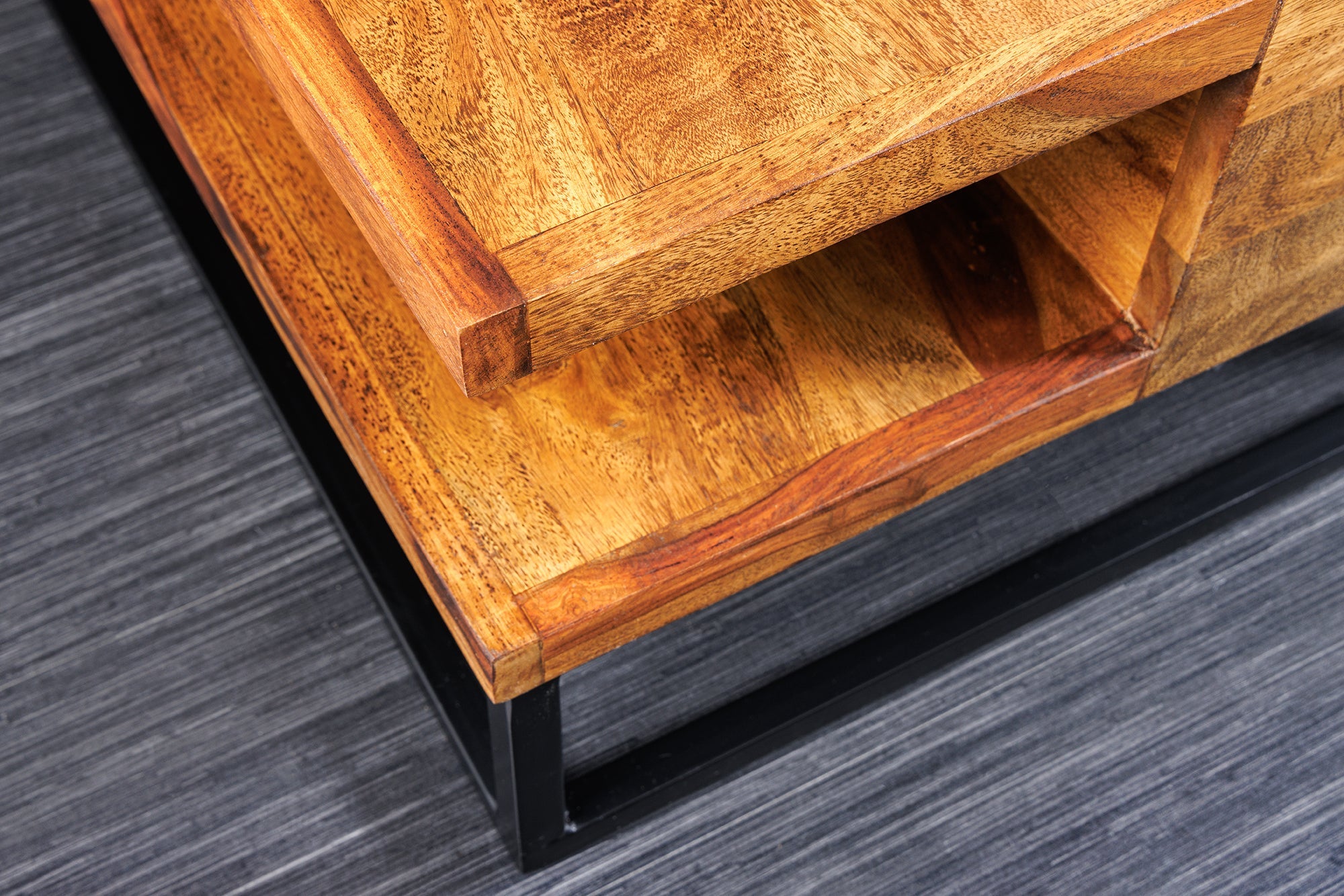 Table basse en bois massif GIANT 60cm marron finition pierre de Sheesham métal étagère noire