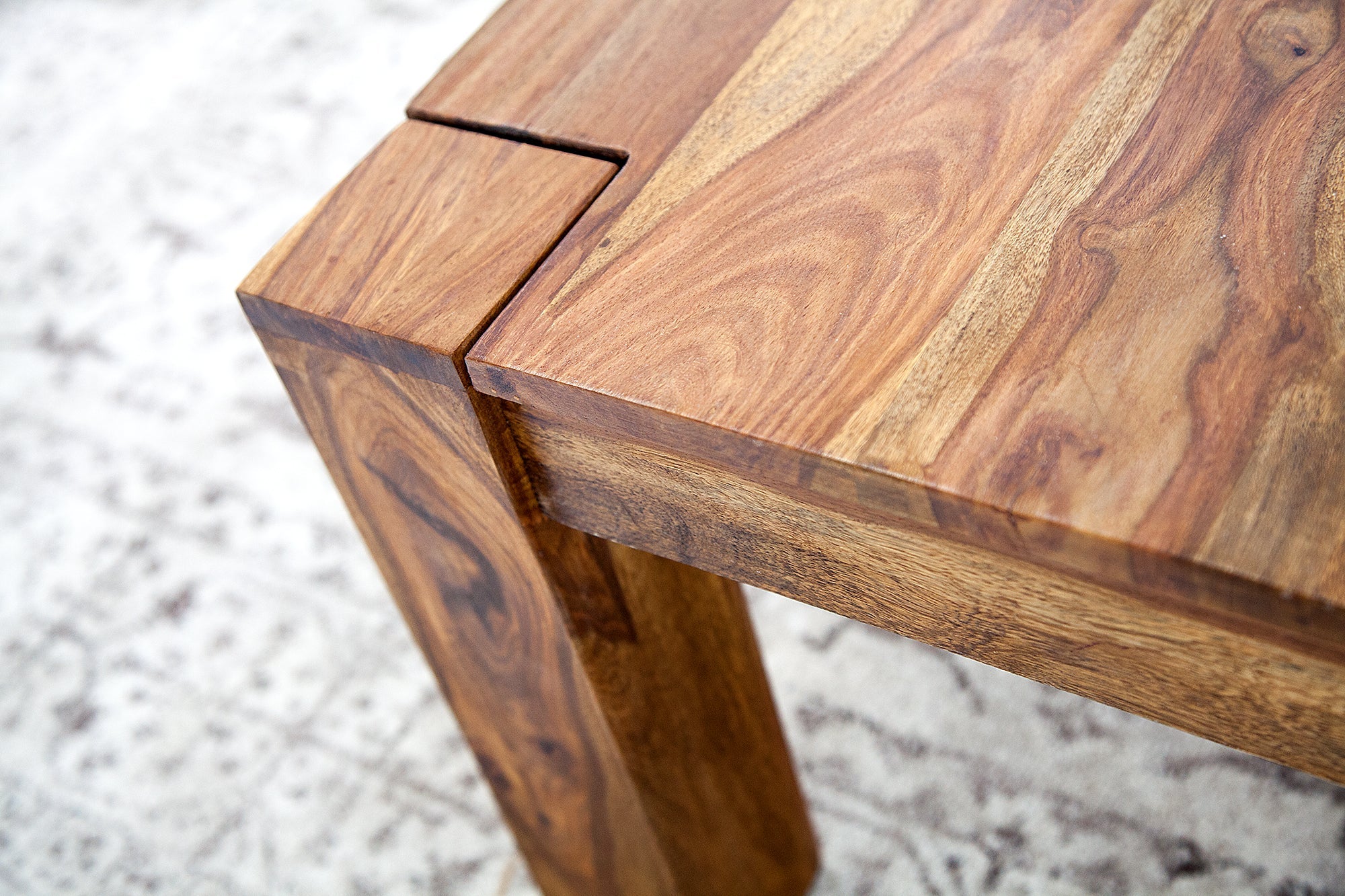 Table basse en bois massif MAKASSAR 60cm finition pierre de Sheesham marron grain unique