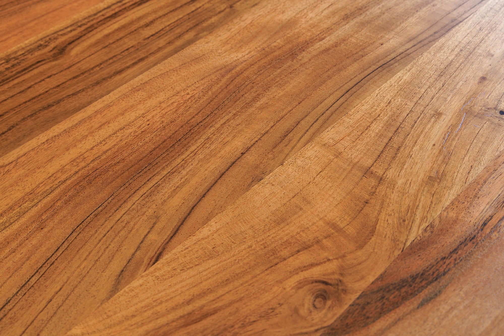 Table basse en bois massif MAMMUT 110 cm acacia noir plateau 3,5 cm bord arbre