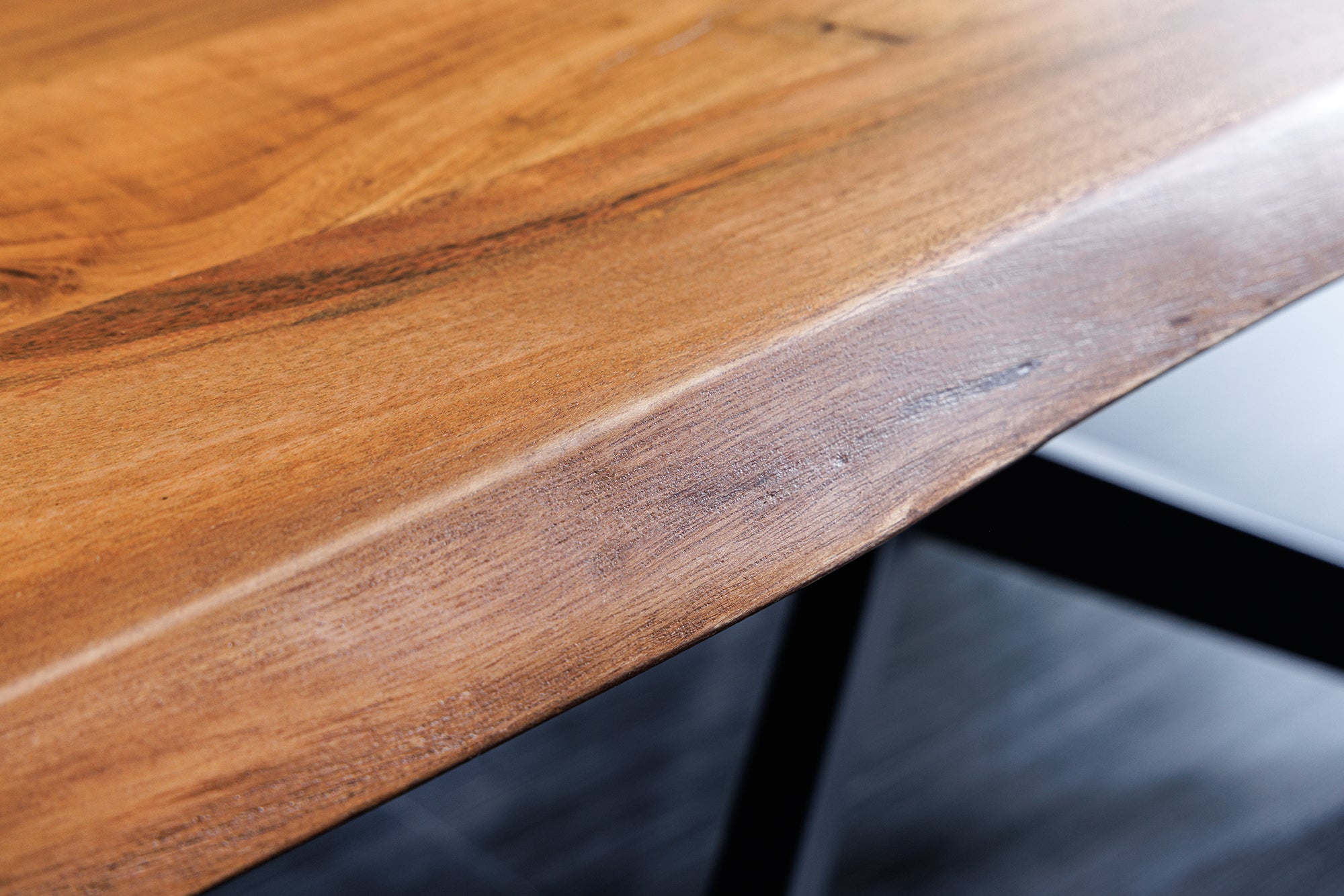 Table basse en bois massif MAMMUT 110 cm acacia noir plateau 3,5 cm bord arbre