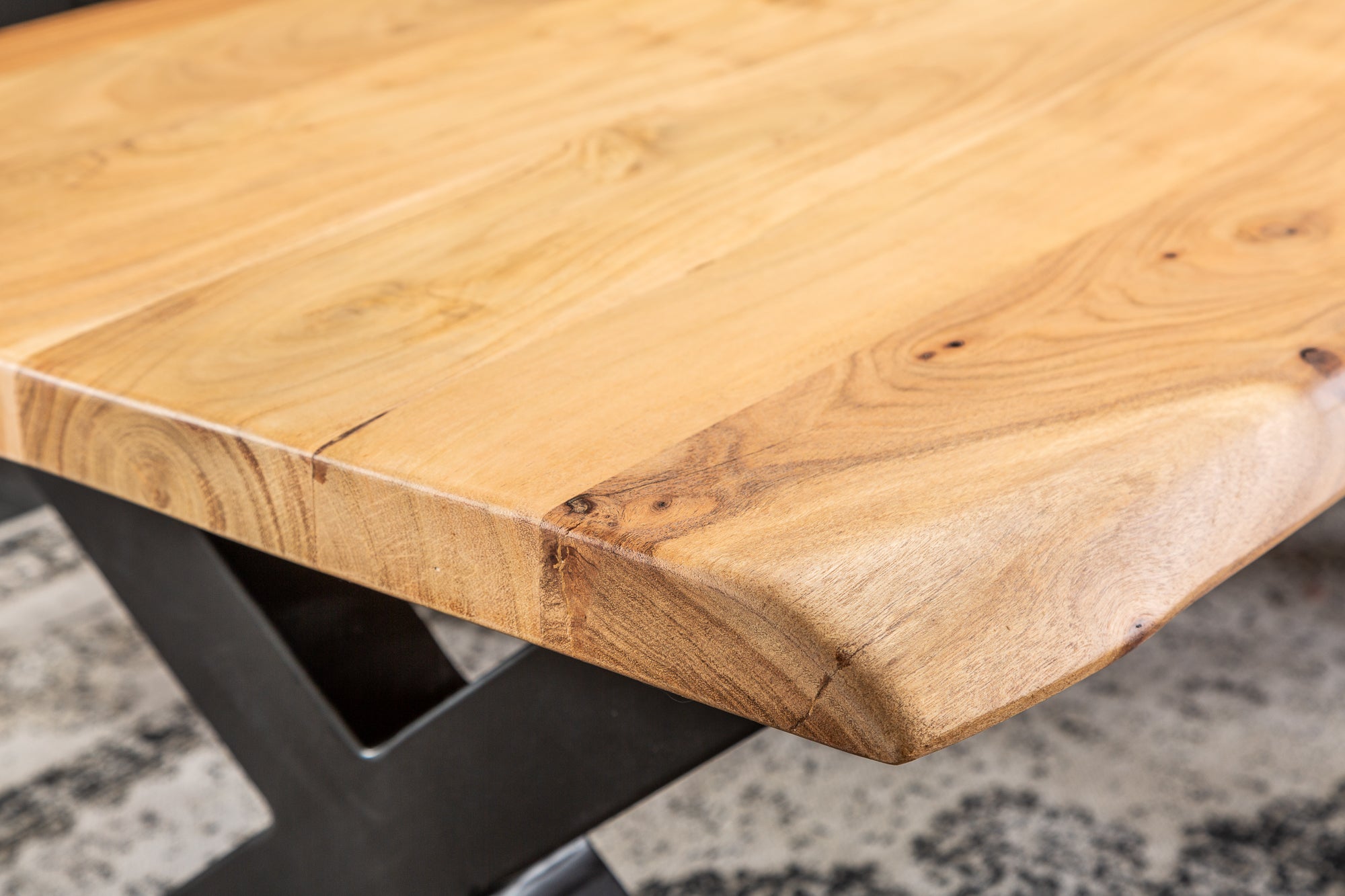 Table basse en bois massif MAMMUT 110cm bord acacia finition miel plateau 3,5cm