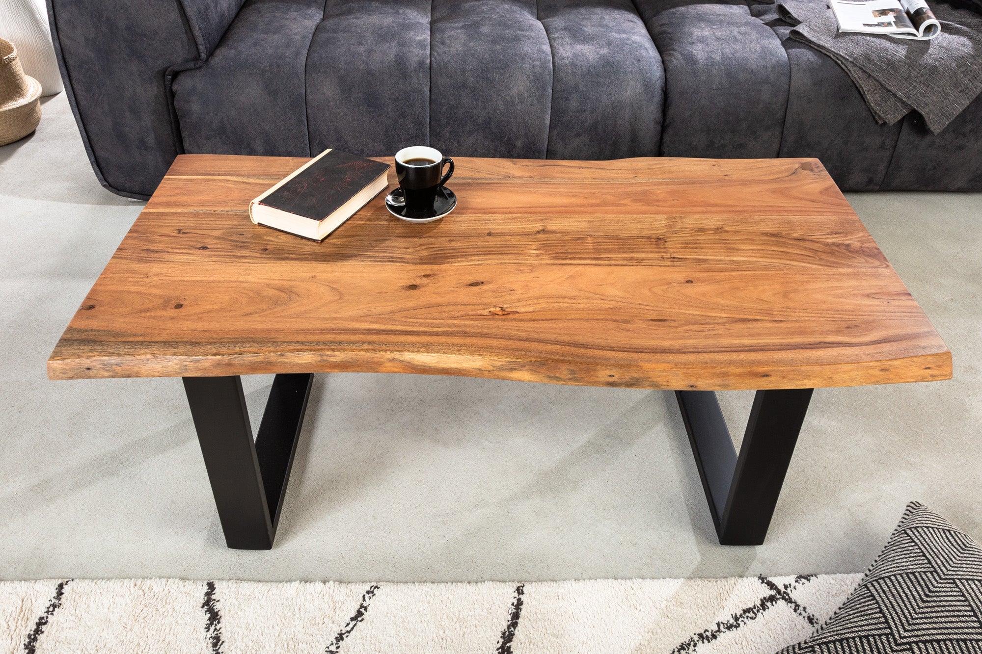 Table basse en bois massif MAMMUT 120 cm acacia naturel structure en V noir plateau 2,5 cm