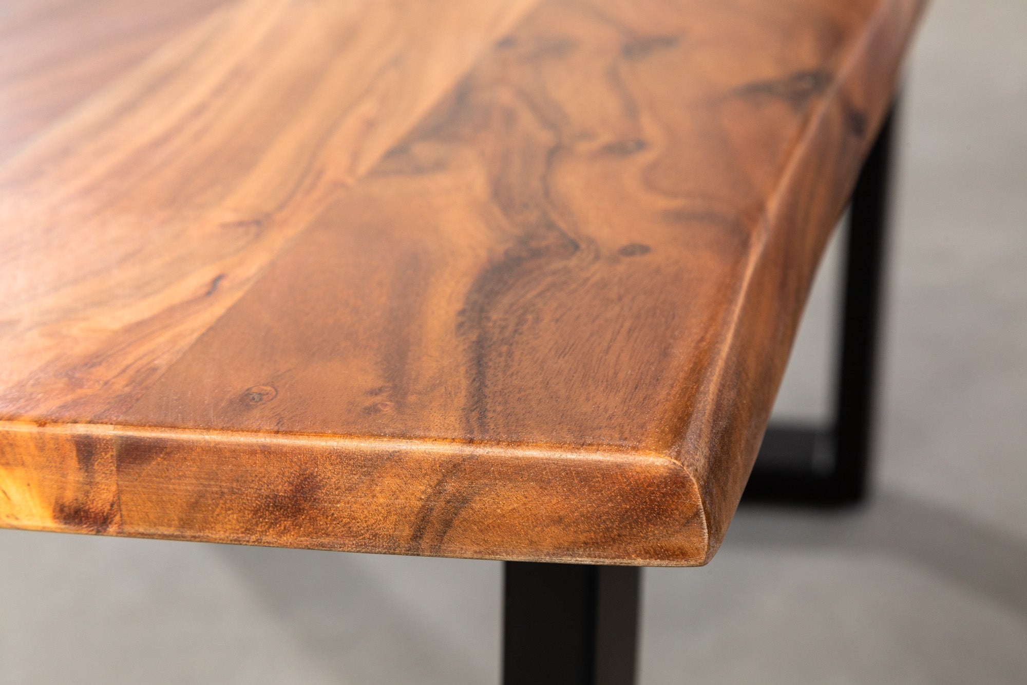 Table basse en bois massif MAMMUT 120 cm acacia naturel structure en V noir plateau 2,5 cm