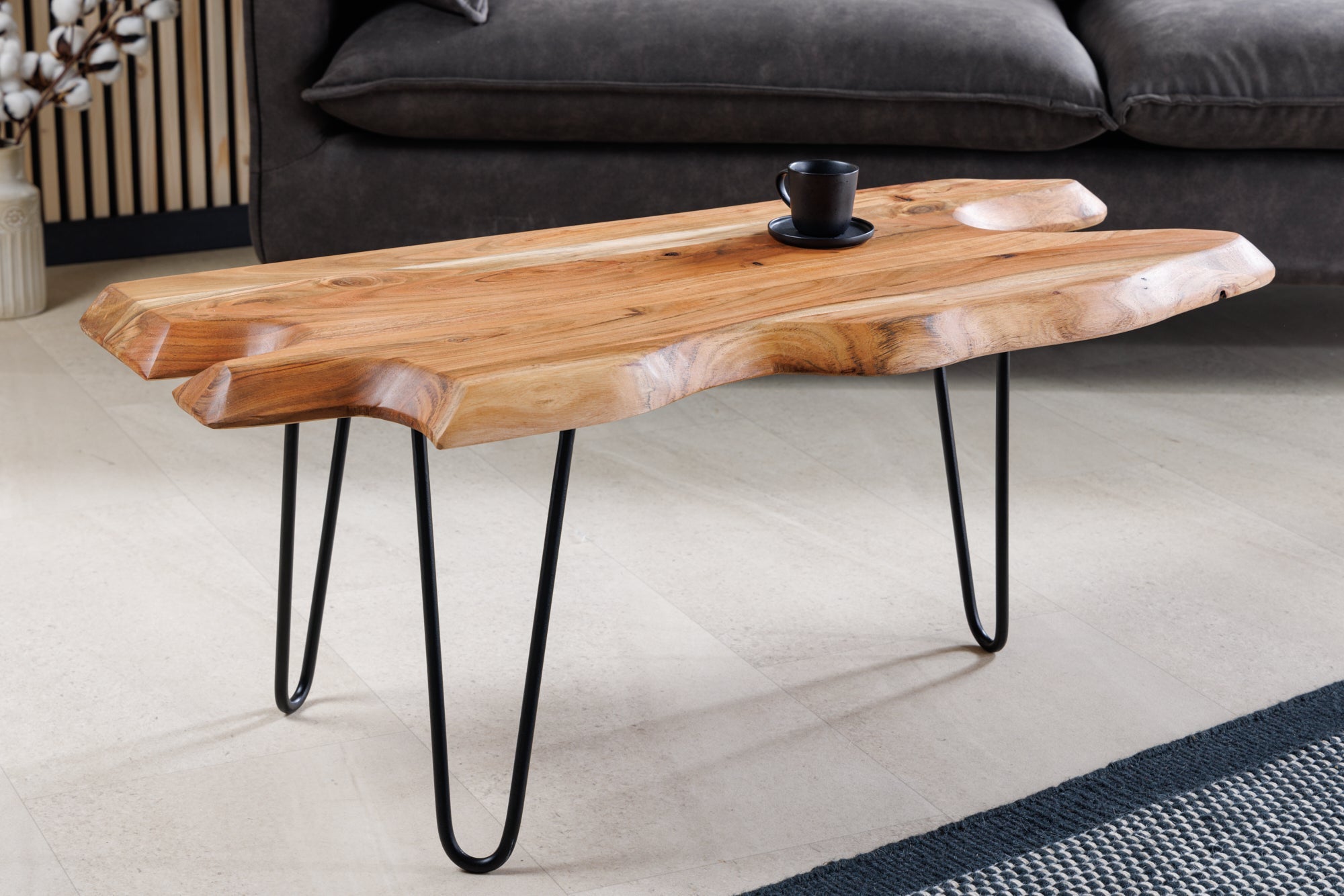 Table basse en bois massif WILD 100cm acacia naturel pieds épingles à cheveux bord d'arbre