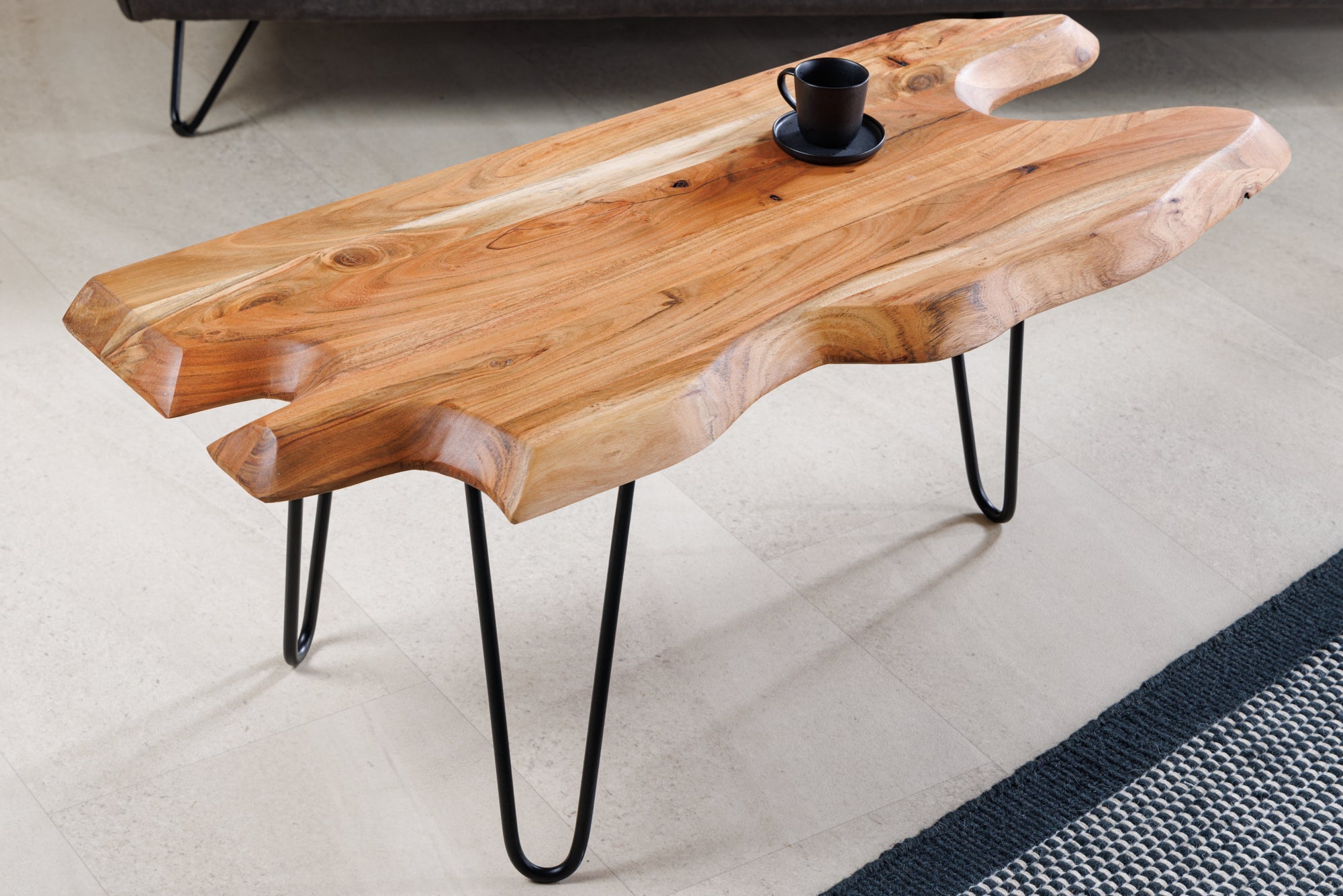 Table basse en bois massif WILD 100cm acacia naturel pieds épingles à cheveux bord d'arbre