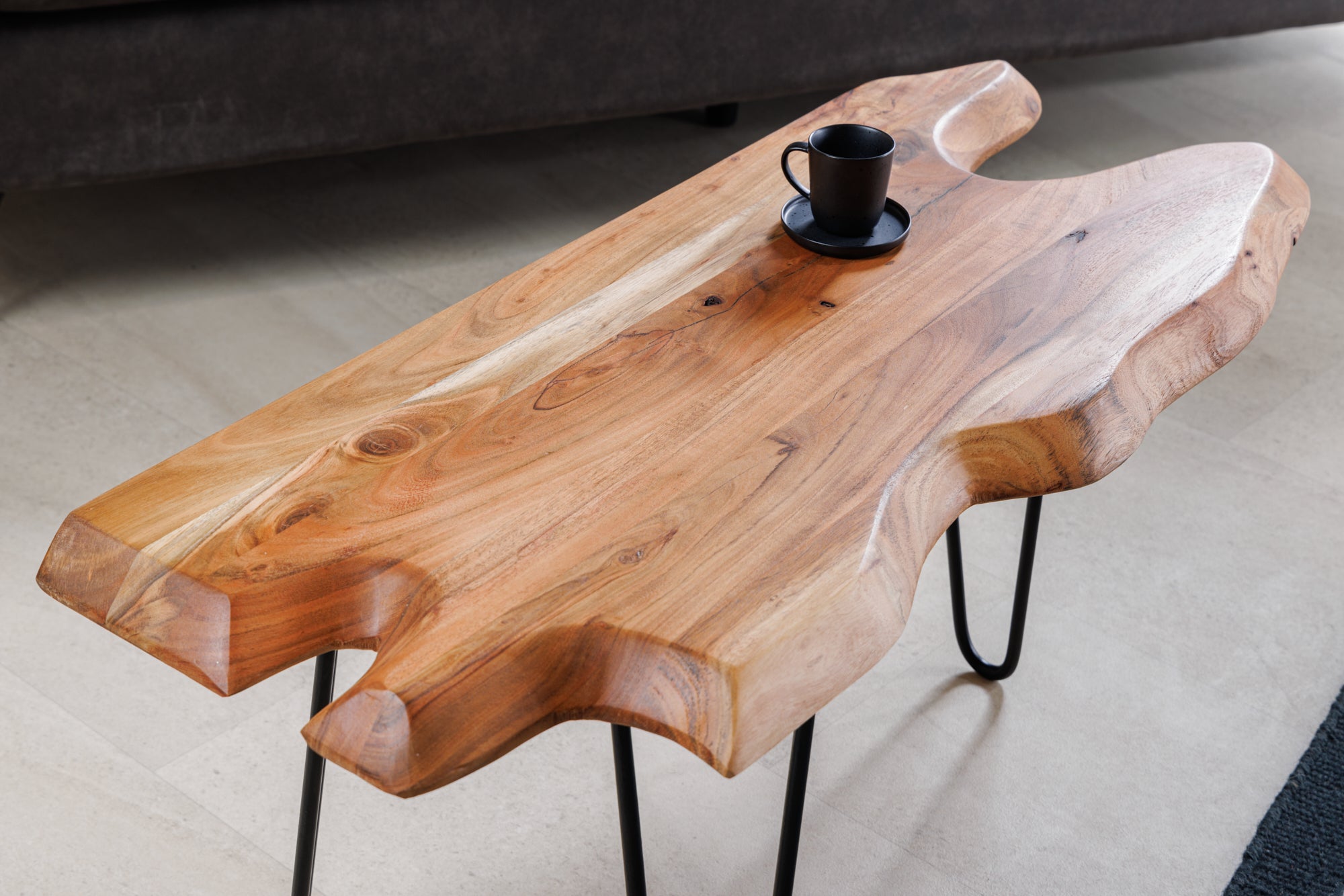 Table basse en bois massif WILD 100cm acacia naturel pieds épingles à cheveux bord d'arbre