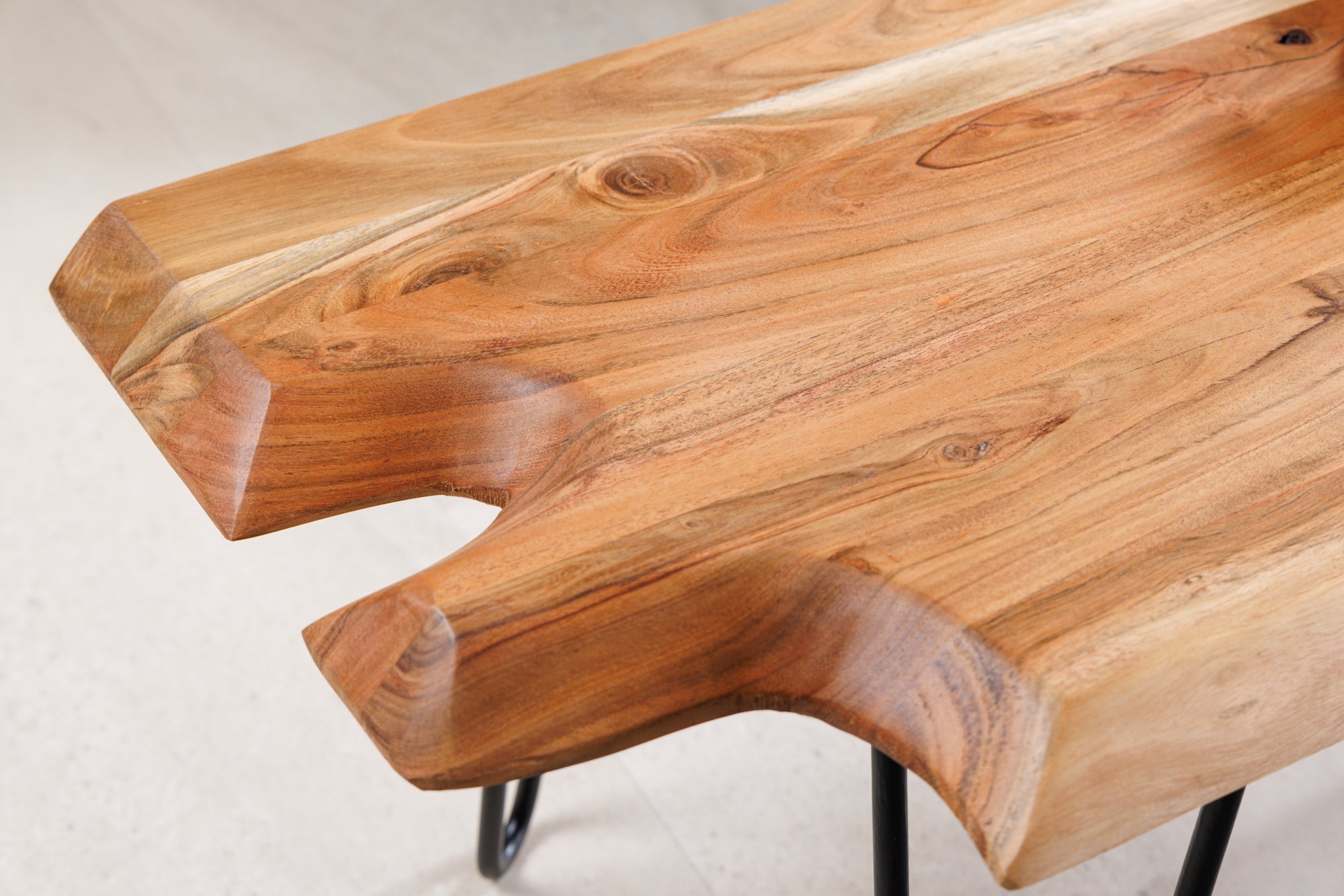 Table basse en bois massif WILD 100cm acacia naturel pieds épingles à cheveux bord d'arbre