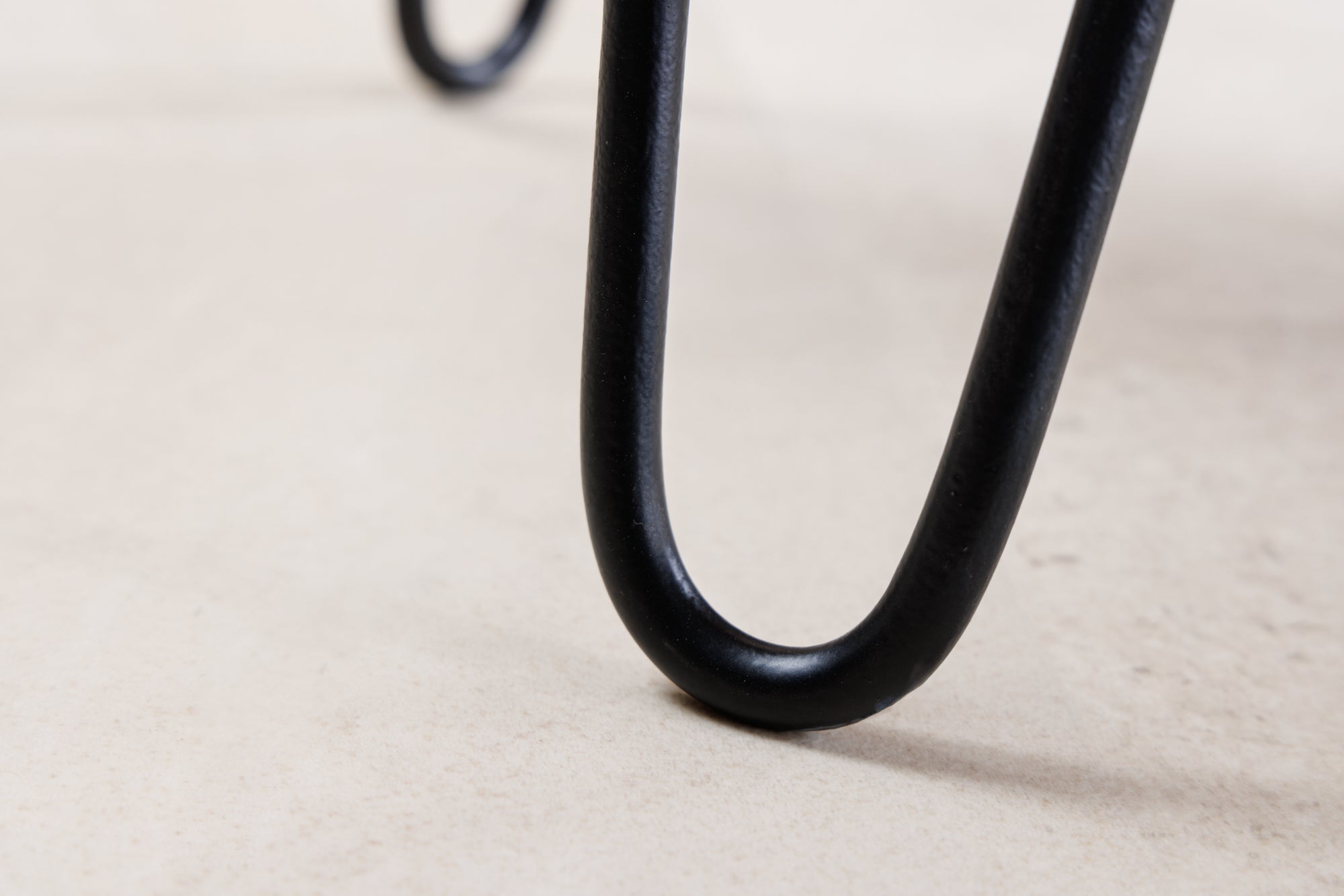 Table basse en bois massif WILD 100cm acacia naturel pieds épingles à cheveux bord d'arbre