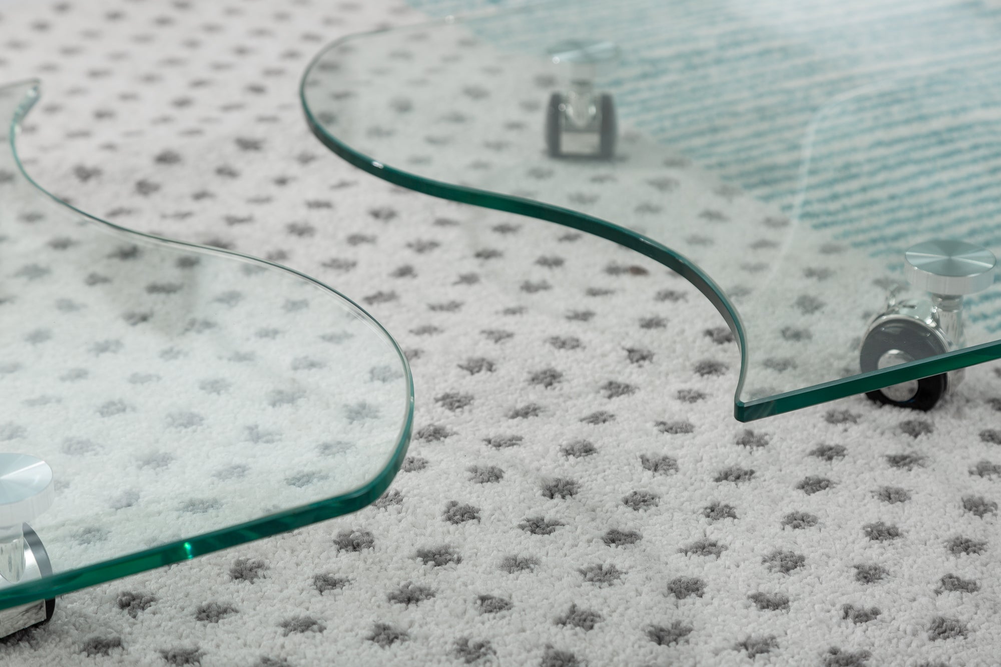 Table basse extravagante en verre FANTOME 90cm transparente