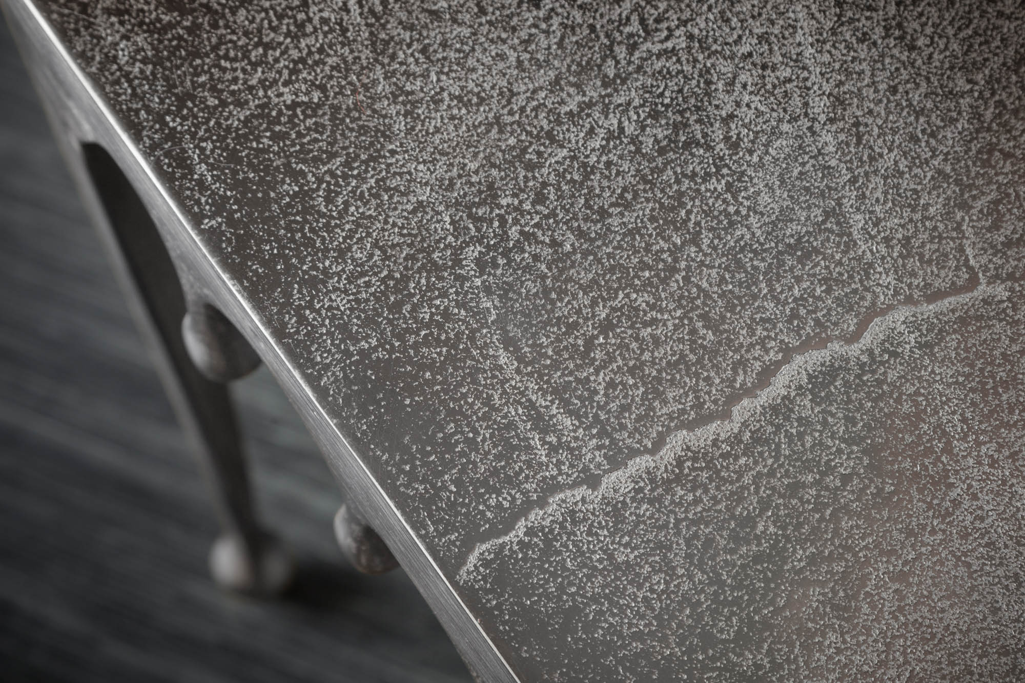 Table basse extravagante LIQUID LINE L 46cm design goutte argent