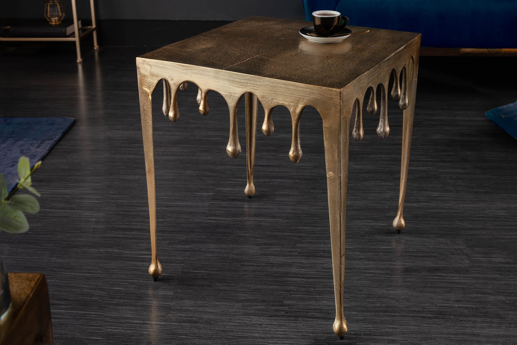 Table basse extravagante LIQUID LINE L 46cm design goutte d'or
