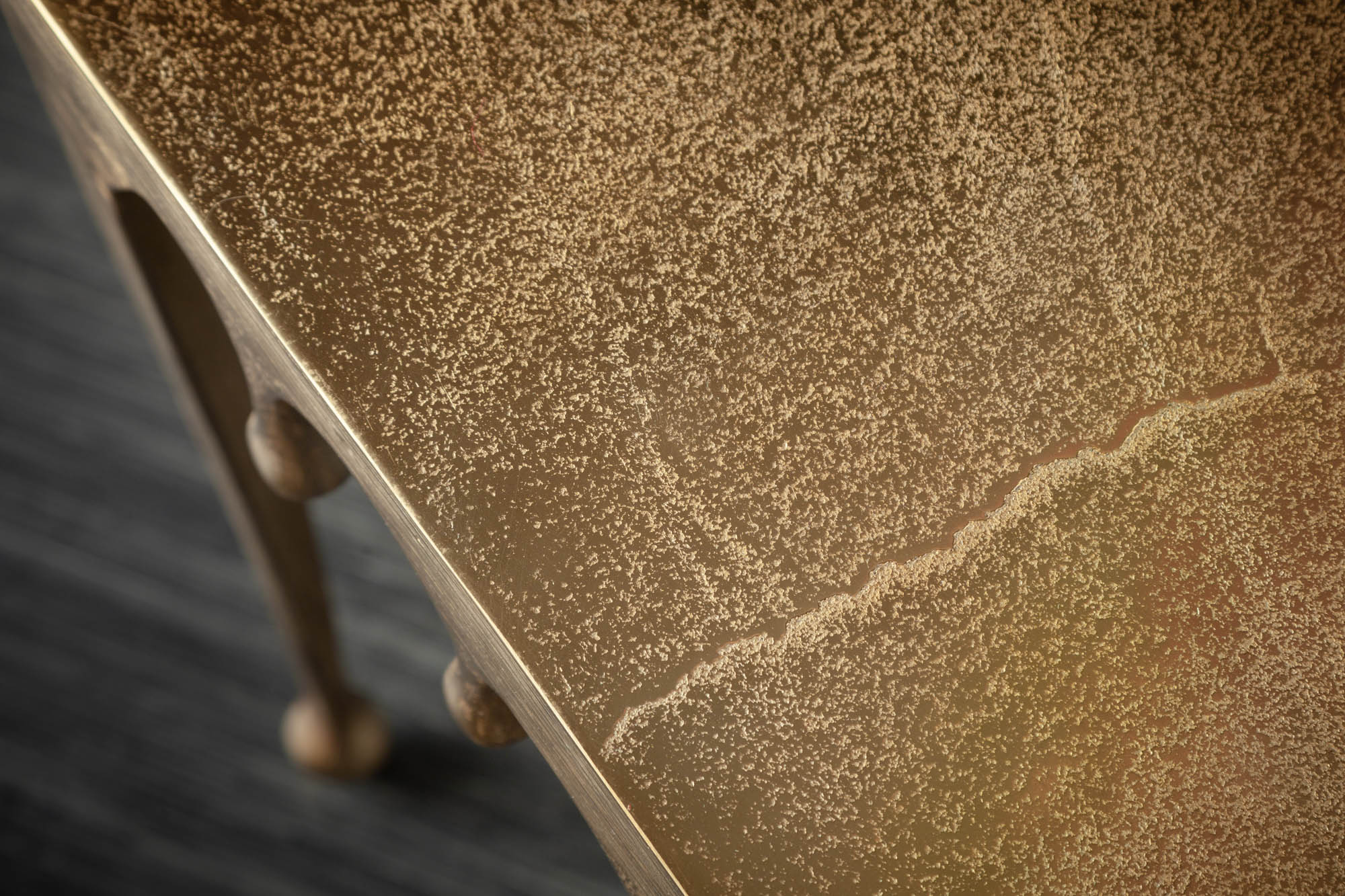 Table basse extravagante LIQUID LINE L 46cm design goutte d'or