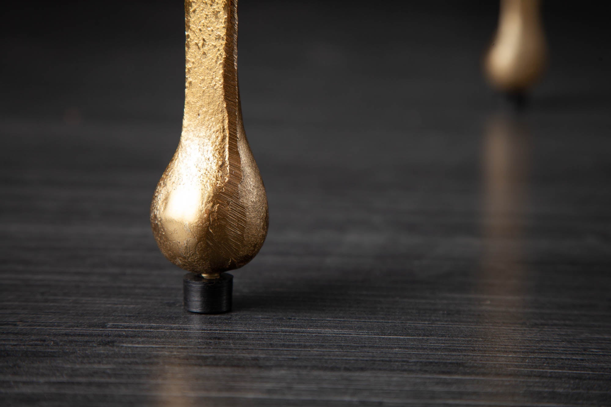 Table basse extravagante LIQUID LINE L 46cm design goutte d'or