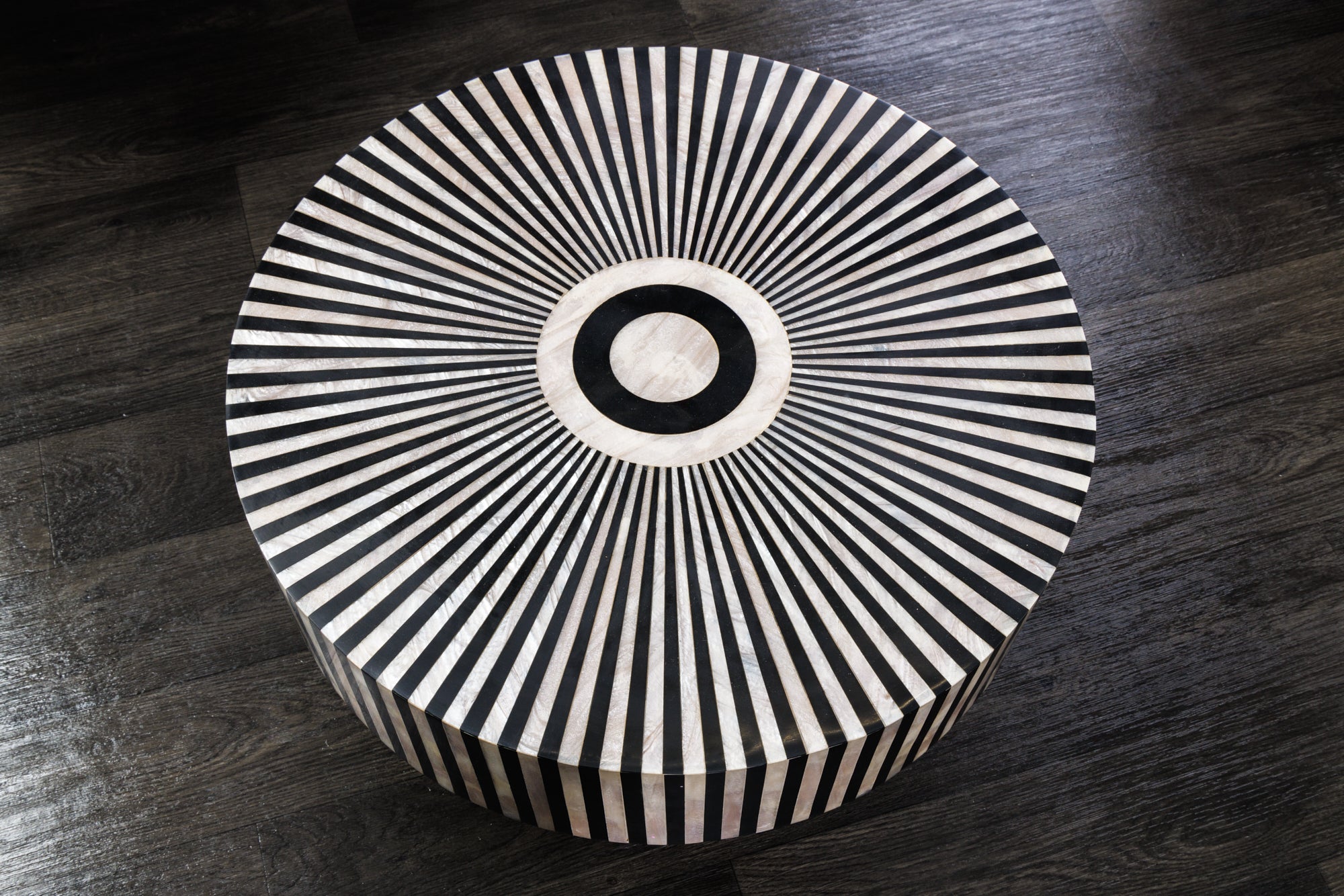 Table basse incrustée d’os HARMONY NATURE 60cm ronde noir blanc or incrusté artisanat