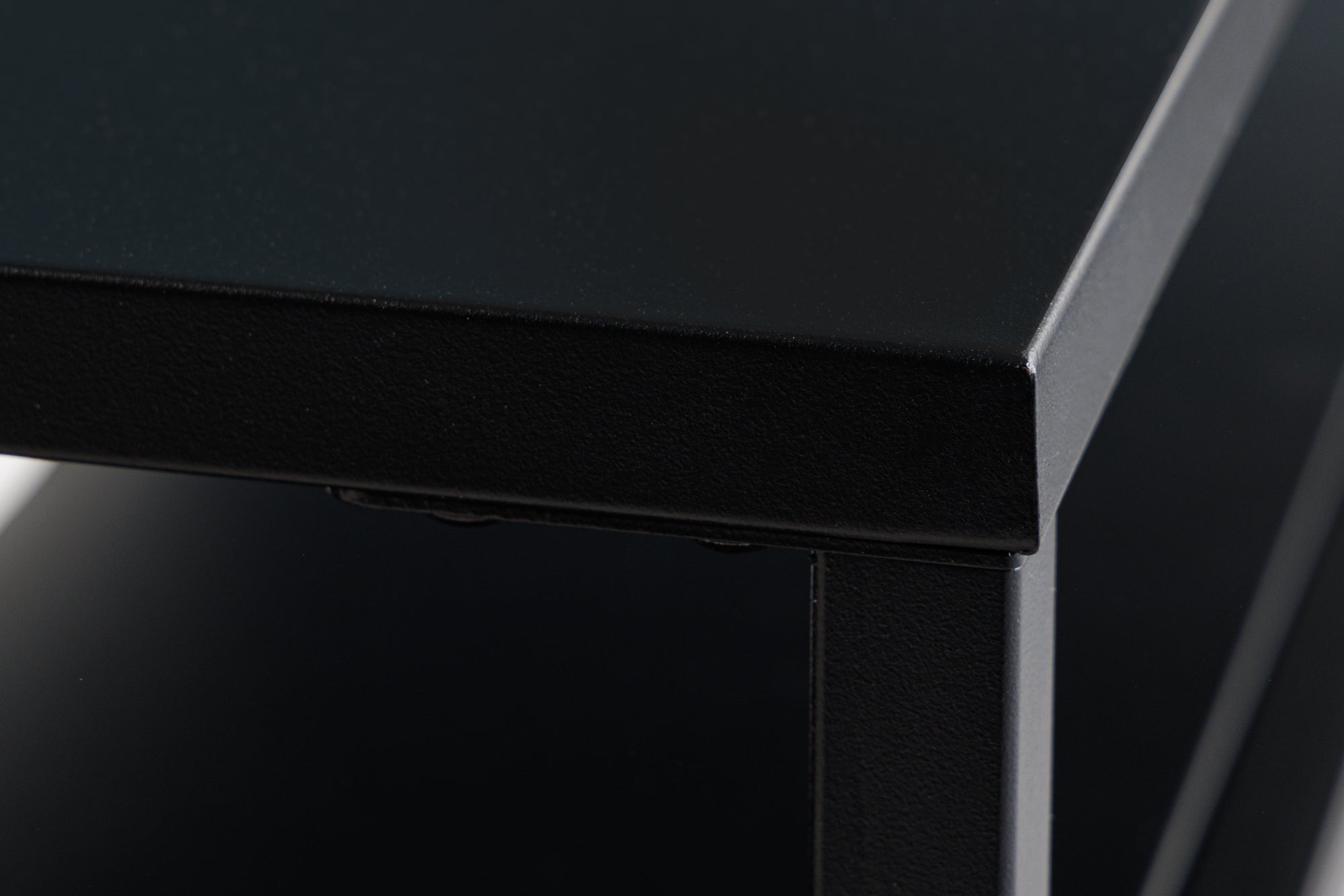 Table basse industrielle DURA STEEL 100cm en métal noir avec 2 compartiments de rangement