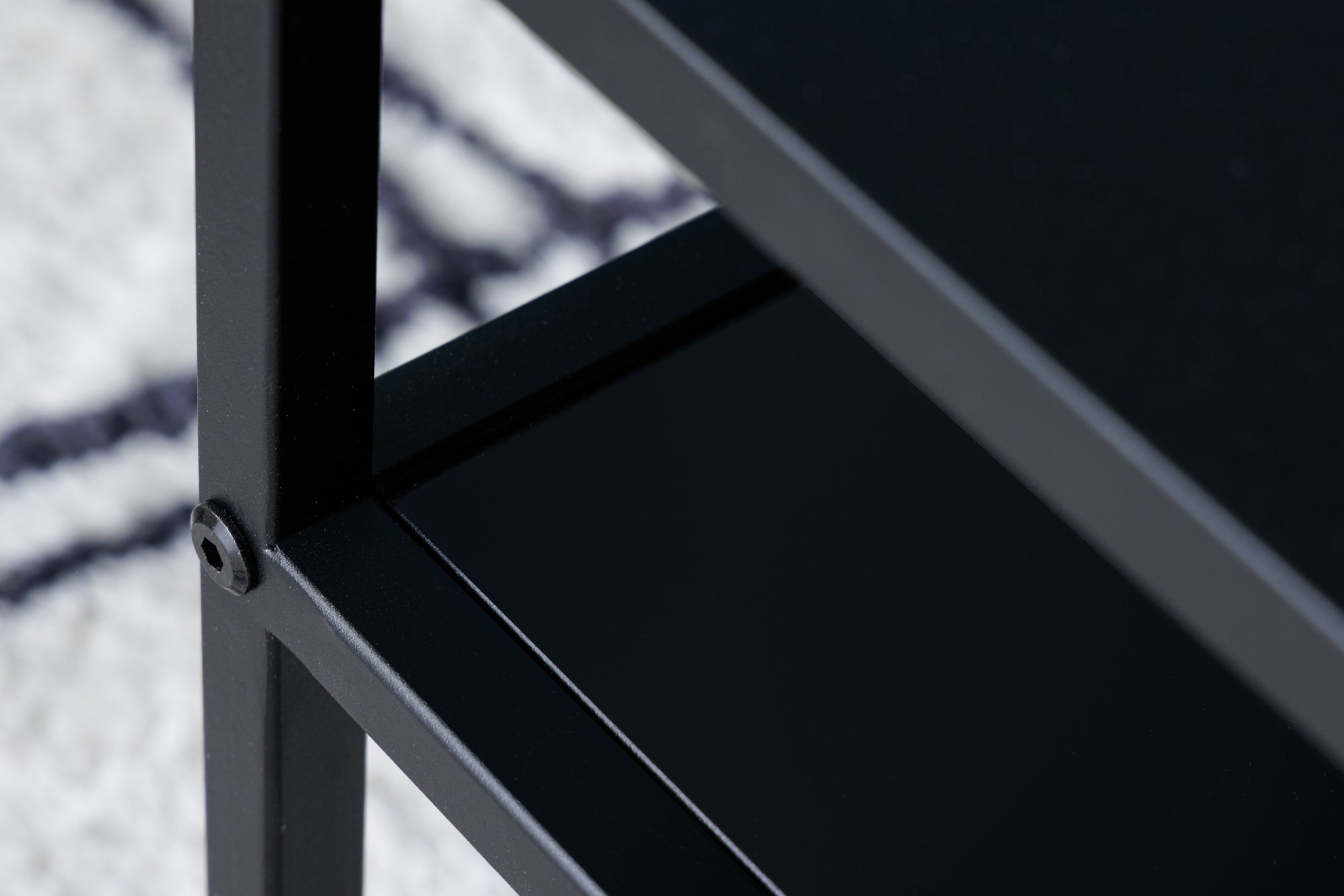 Table basse industrielle DURA STEEL 100cm en métal noir avec 2 compartiments de rangement