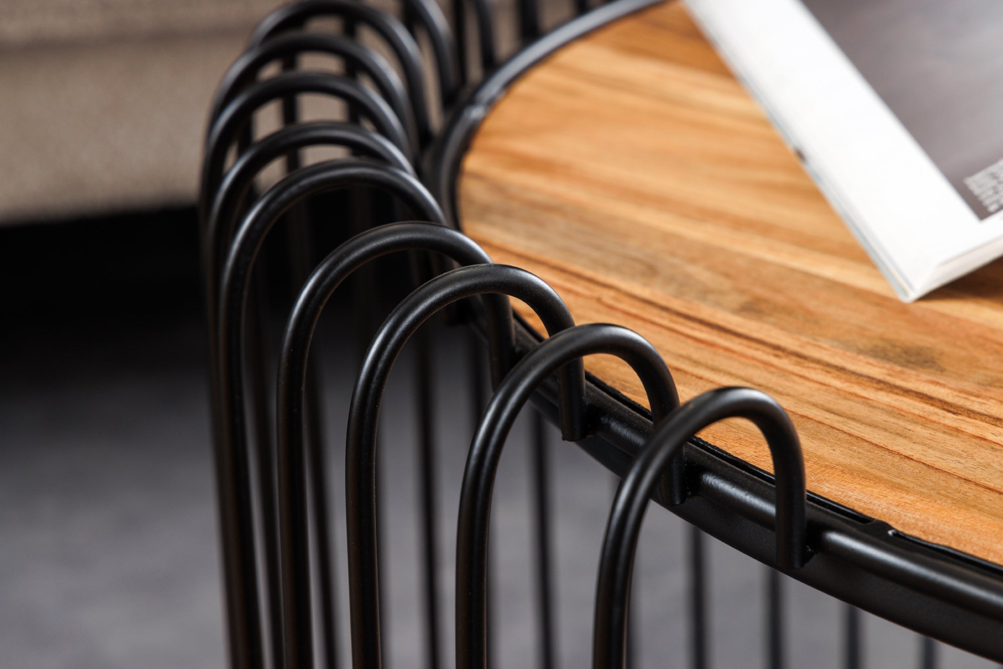 Table basse industrielle TRUE ELEMENTS 70cm en bois massif d'acacia naturel