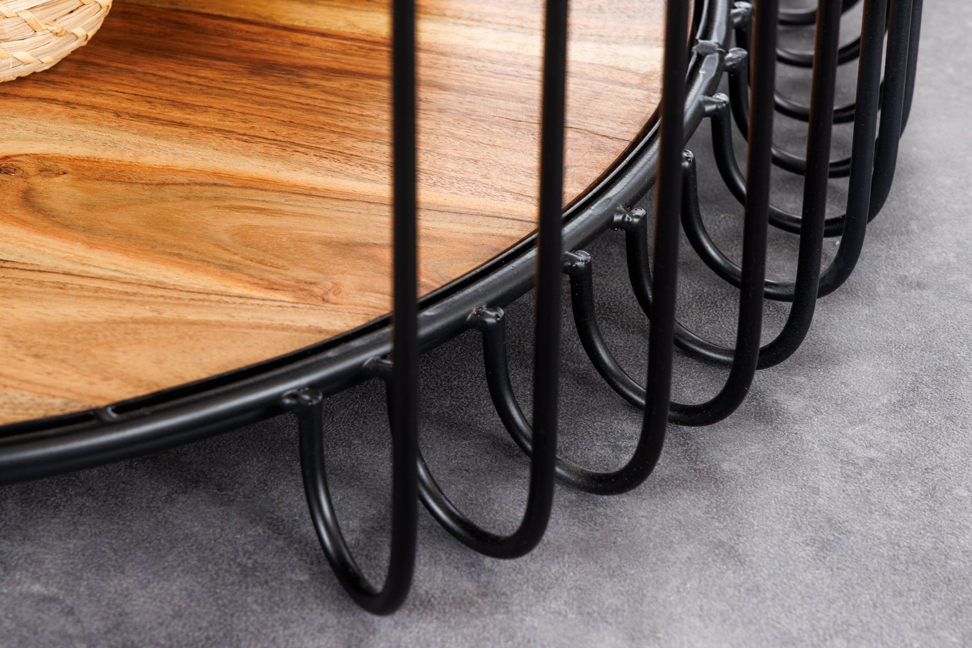 Table basse industrielle TRUE ELEMENTS 70cm en bois massif d'acacia naturel