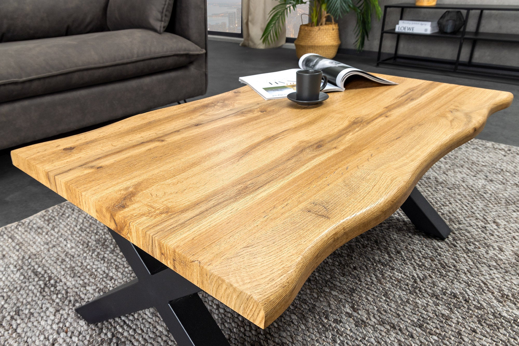 Table basse industrielle WILD 90cm aspect chêne sauvage marron bord d'arbre en métal noir