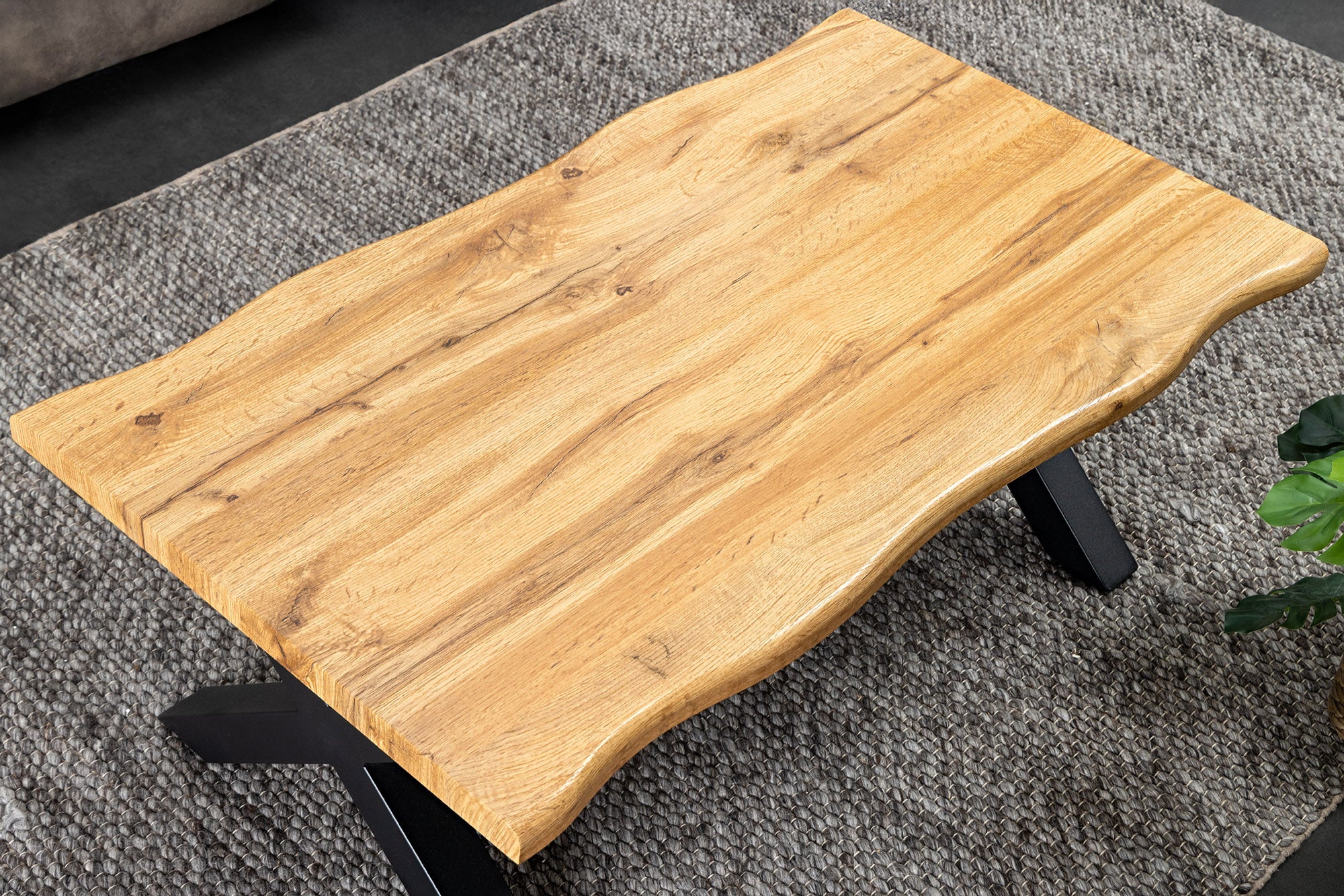 Table basse industrielle WILD 90cm aspect chêne sauvage marron bord d'arbre en métal noir