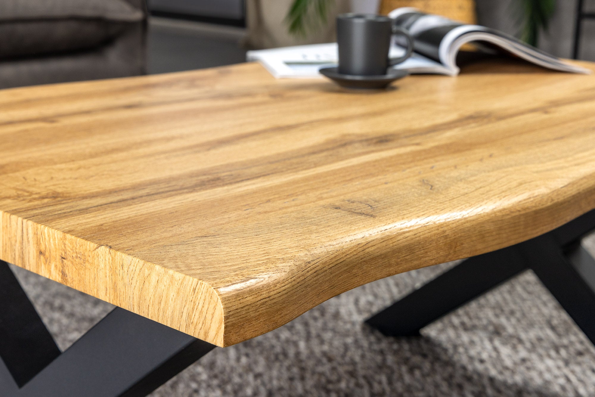 Table basse industrielle WILD 90cm aspect chêne sauvage marron bord d'arbre en métal noir