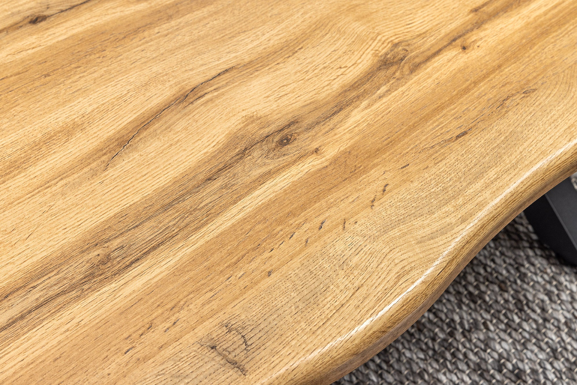 Table basse industrielle WILD 90cm aspect chêne sauvage marron bord d'arbre en métal noir