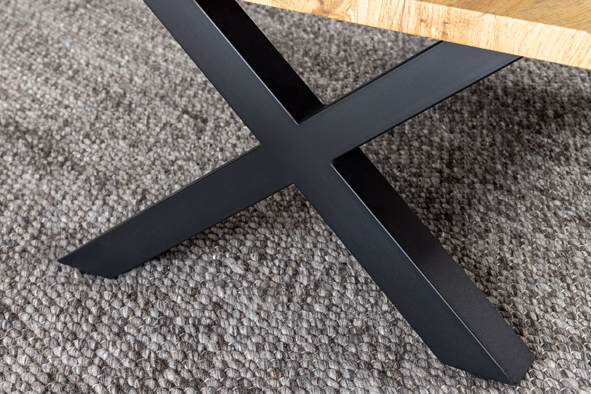 Table basse industrielle WILD 90cm aspect chêne sauvage marron bord d'arbre en métal noir