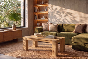 Table basse massive MAKASSAR 100cm en manguier naturel finition crème grain unique