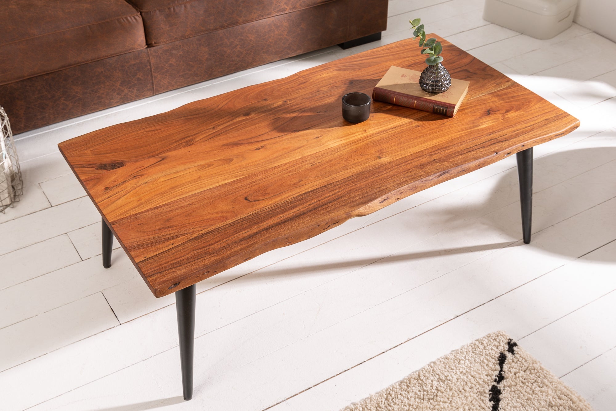 Table basse massive ORGANIC LIVING 110cm en bois d'acacia naturel avec bordure en arbre