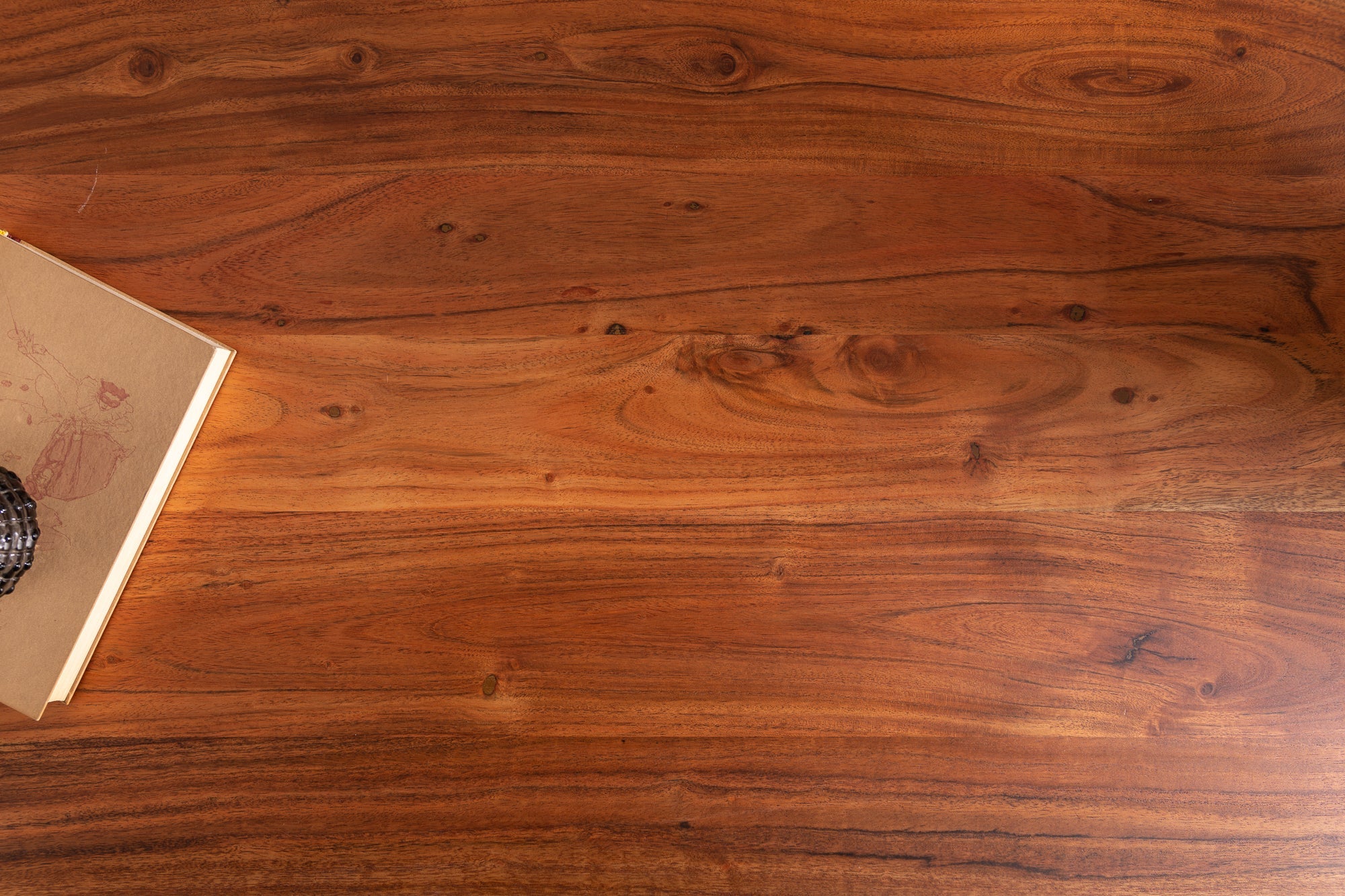 Table basse massive ORGANIC LIVING 110cm en bois d'acacia naturel avec bordure en arbre