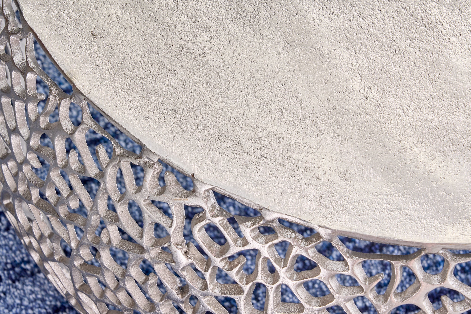 Table basse ronde ABSTRACT LEAF 75cm argent antique métal filigrane artisanat